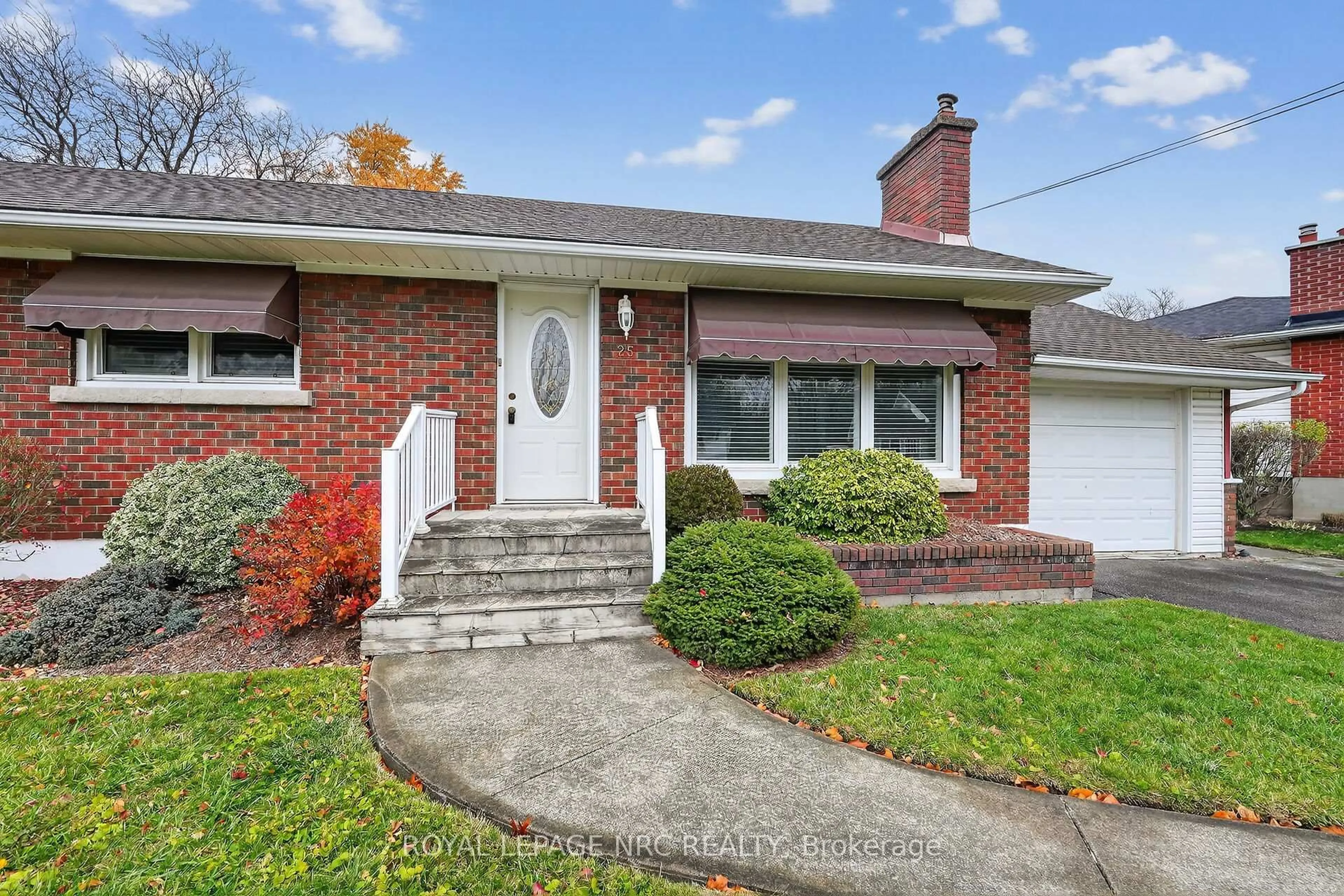 Home with brick exterior material, street for 25 Elm Ridge Dr, St. Catharines Ontario L2T 2A7