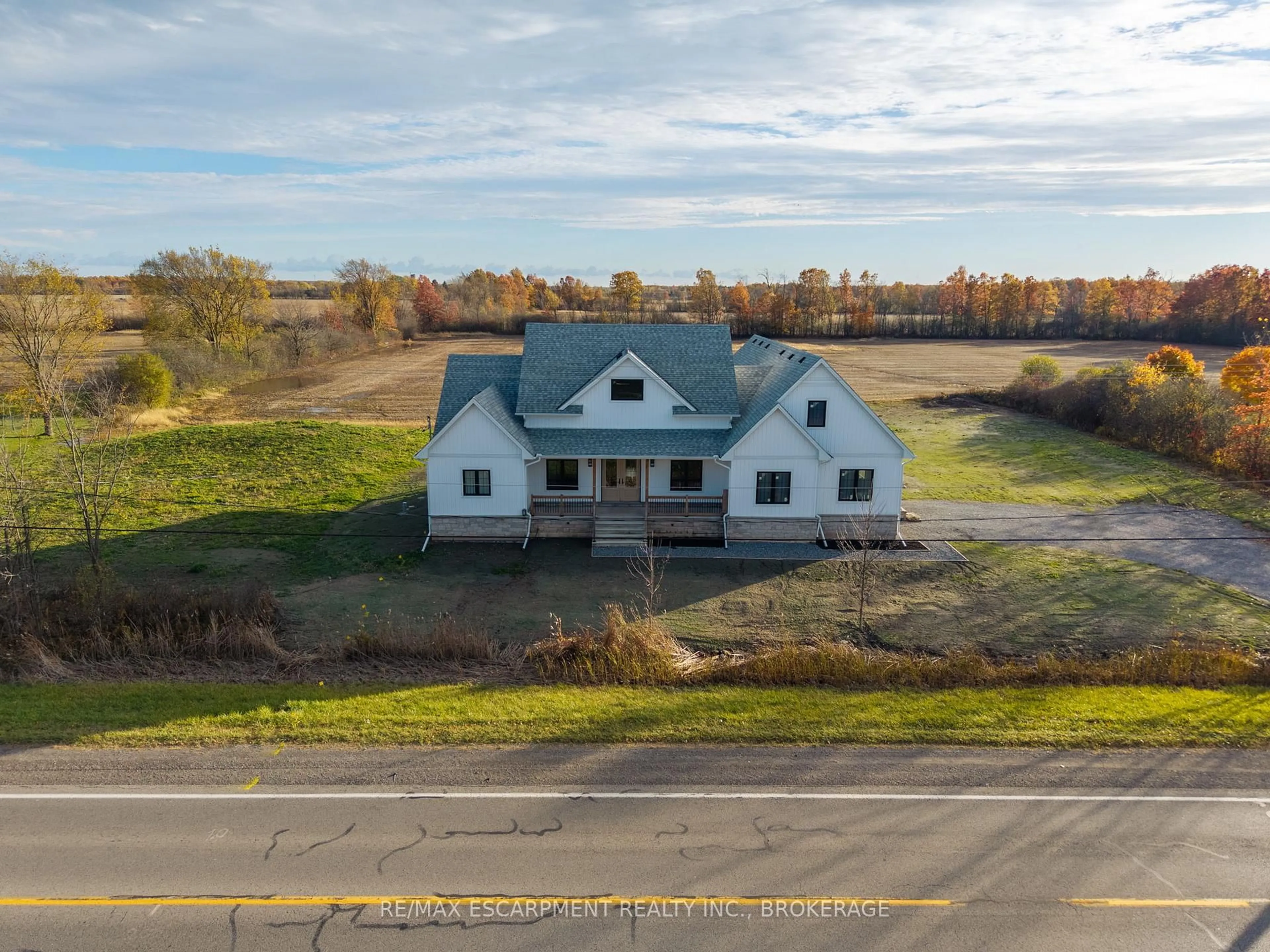 A pic from outside/outdoor area/front of a property/back of a property/a pic from drone, building for 3809 Netherby Rd, Fort Erie Ontario L0S 1S0