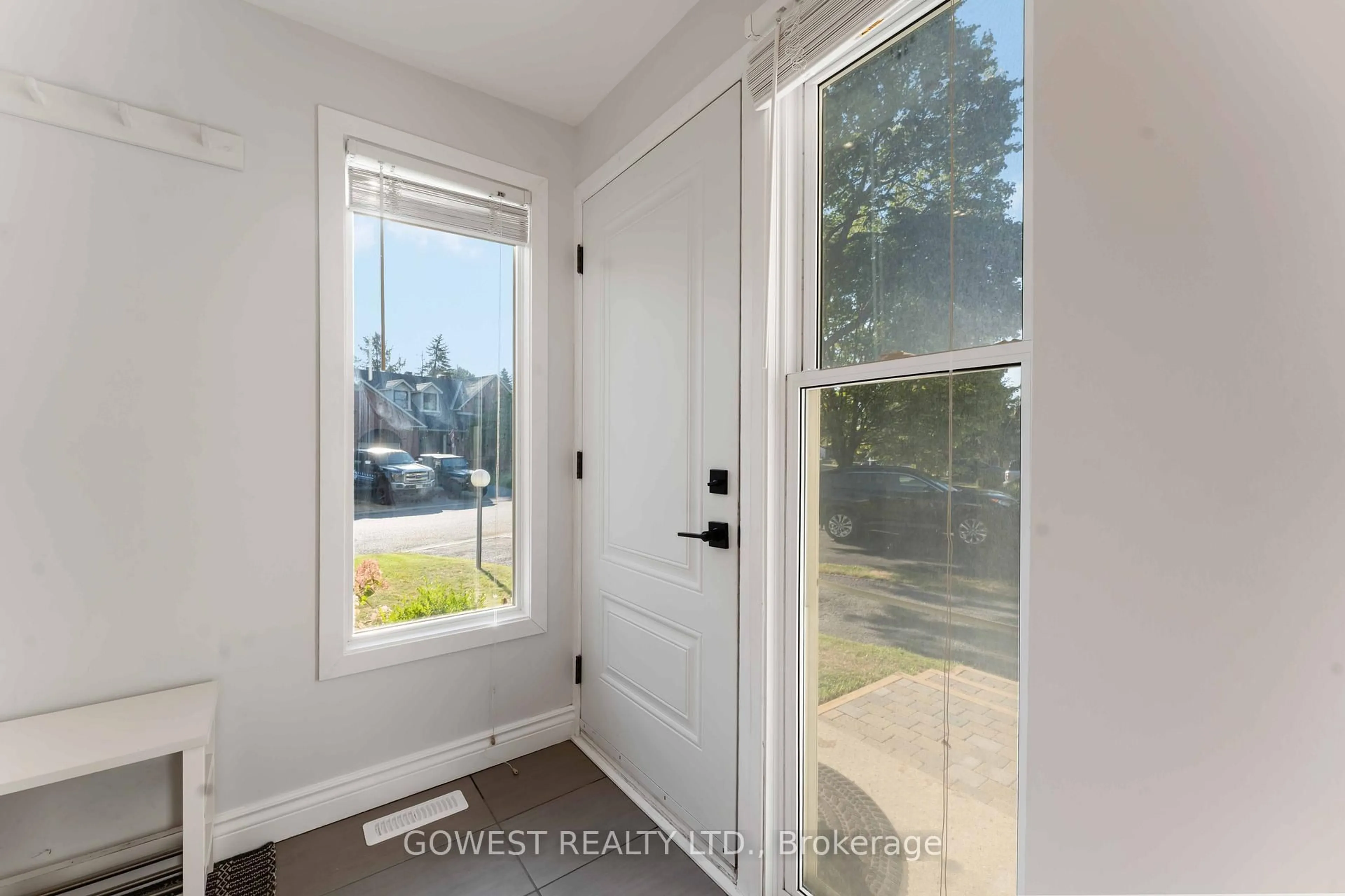 Indoor entryway for 94 Fieldgate Dr, Ottawa Ontario K2J 1T9