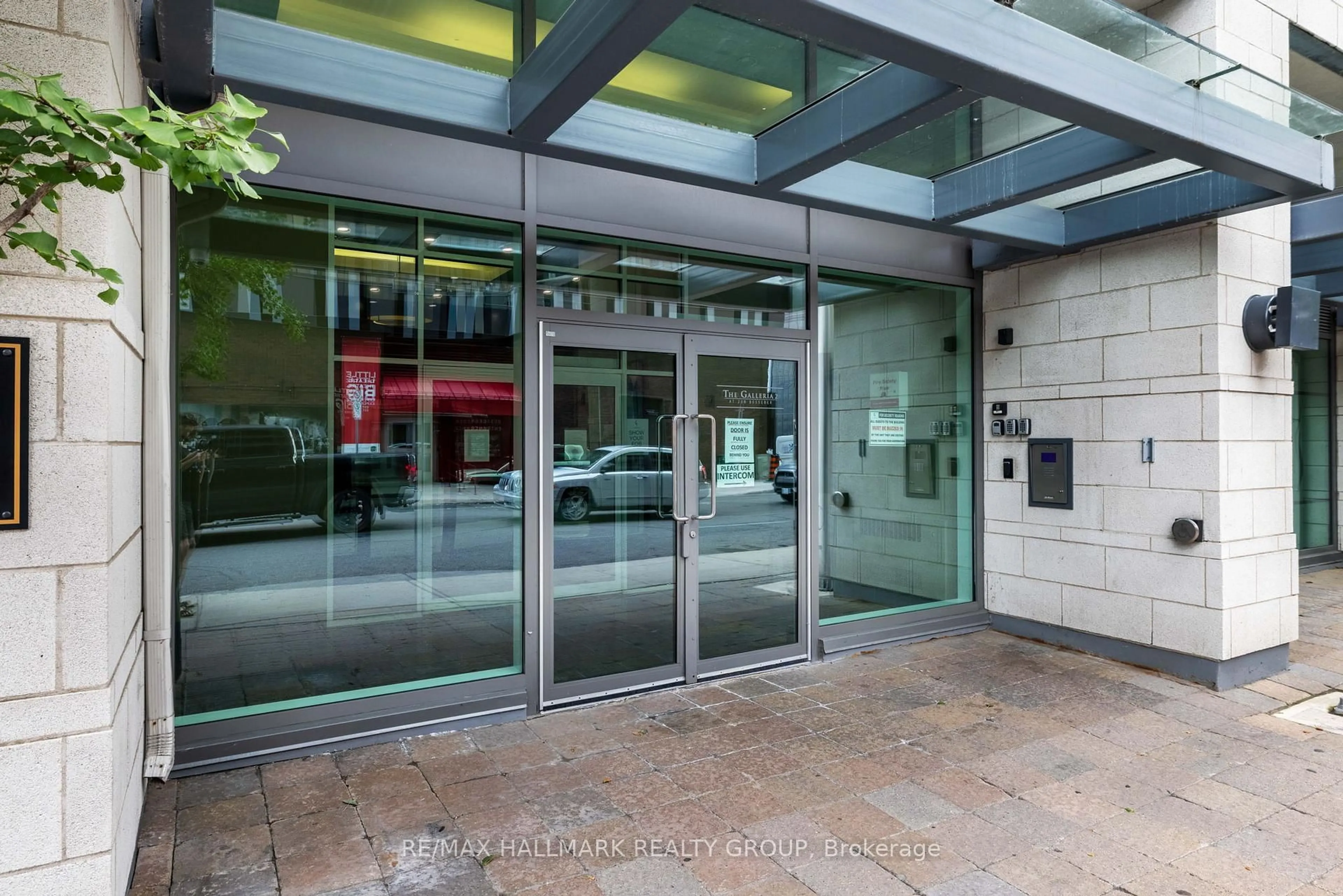 Indoor foyer for 238 BESSERER St #406, Ottawa Ontario K1N 6B1