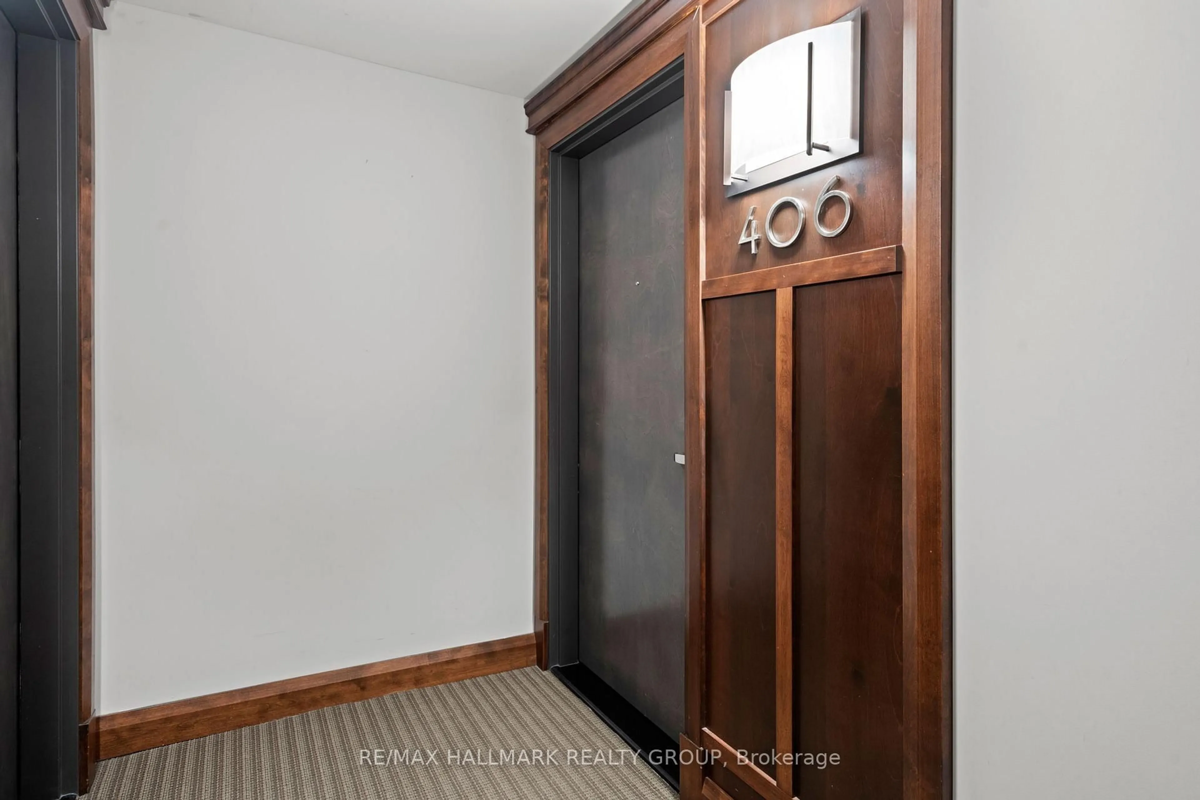 Indoor foyer for 238 BESSERER St #406, Ottawa Ontario K1N 6B1