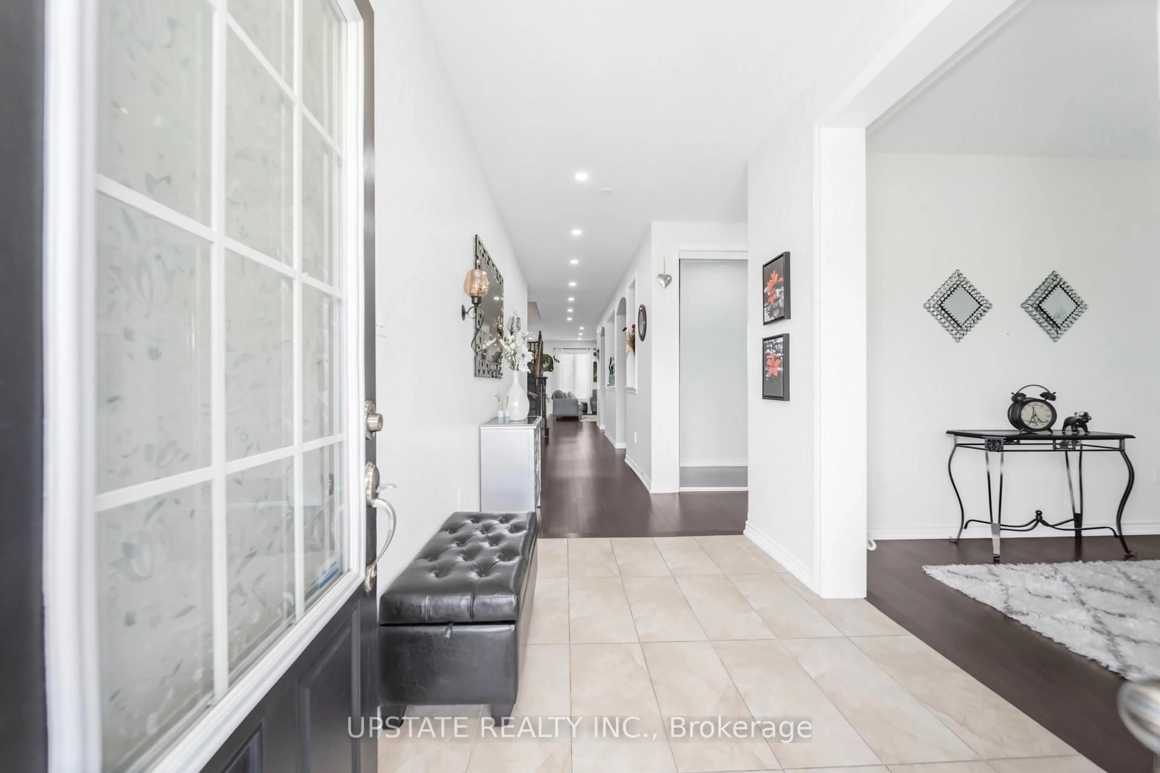 Indoor foyer for 331 Powell Rd, Brantford Ontario N3T 0J8