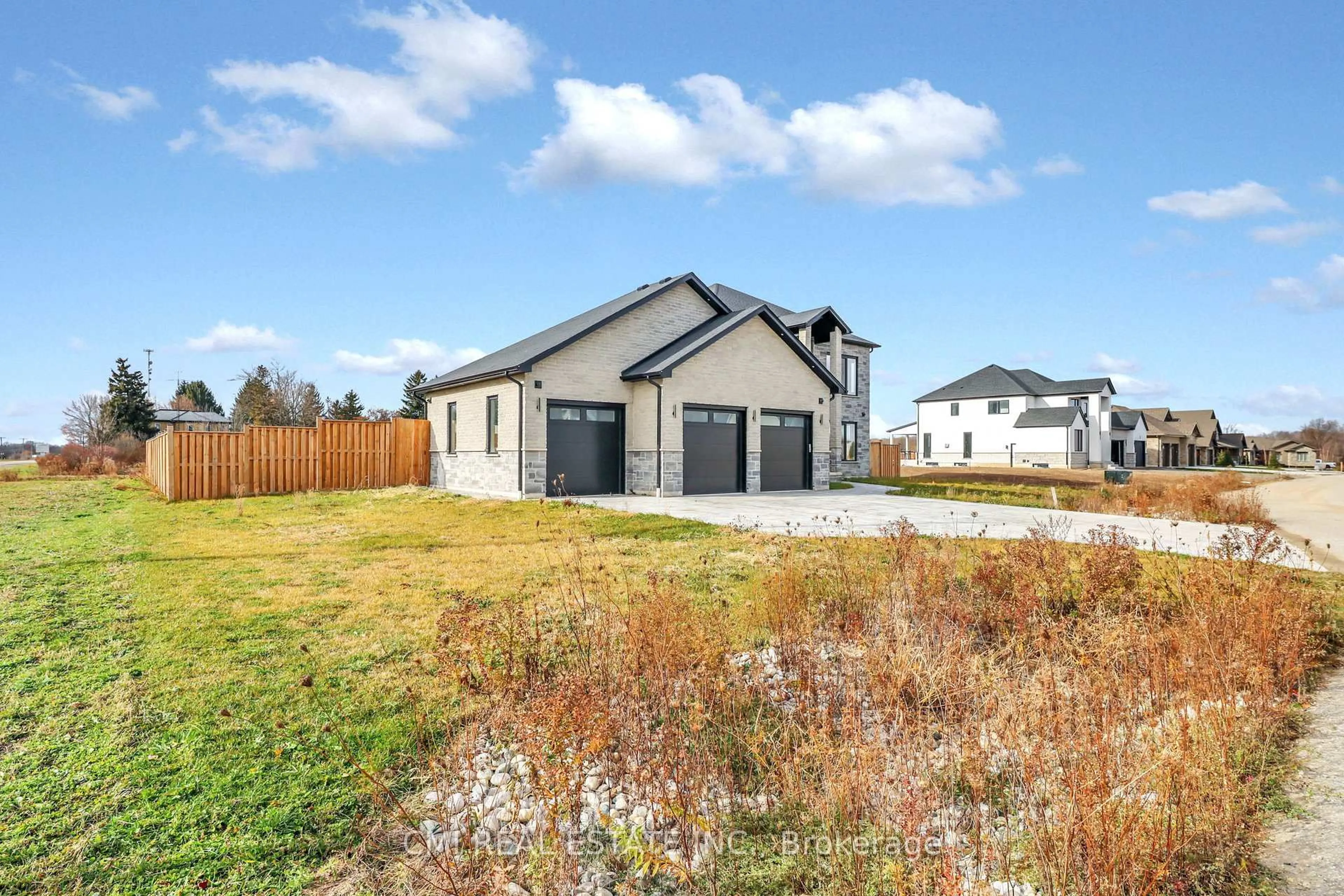 Home with vinyl exterior material, unknown for 1 James St, Strathroy-Caradoc Ontario N0L 1T0