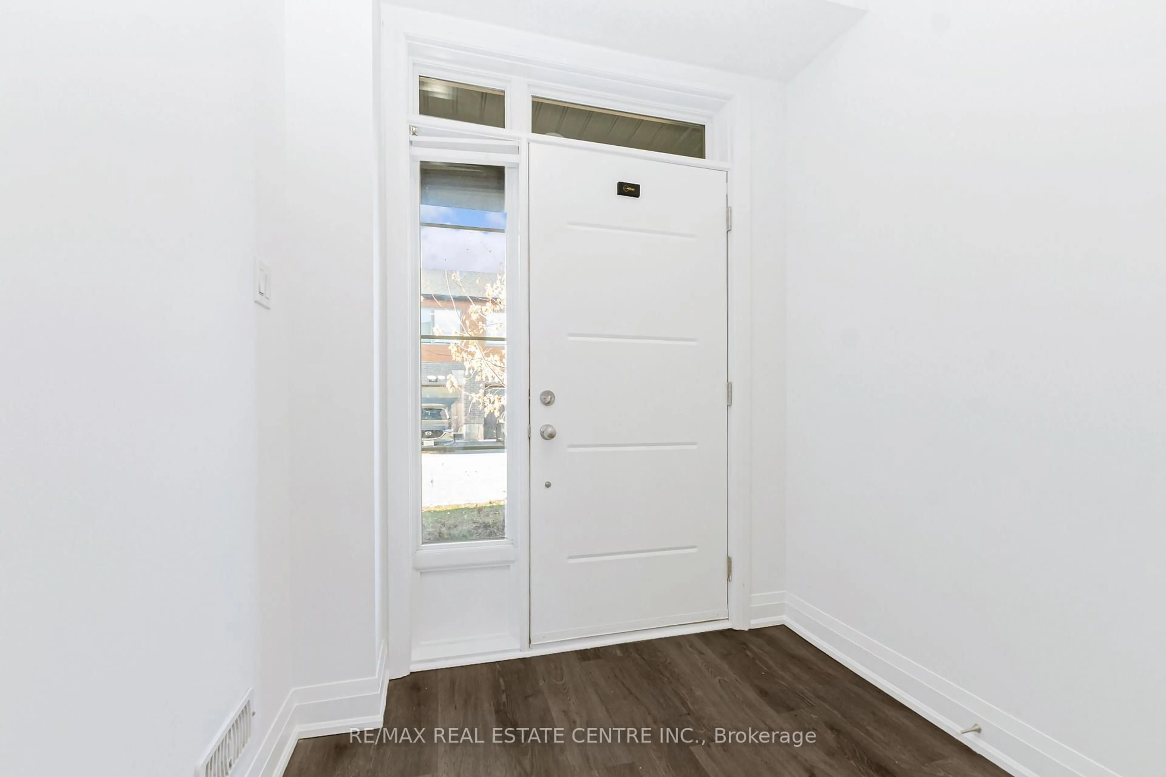 Indoor entryway for 33 Steele Cres #55, Guelph Ontario N1E 0S7