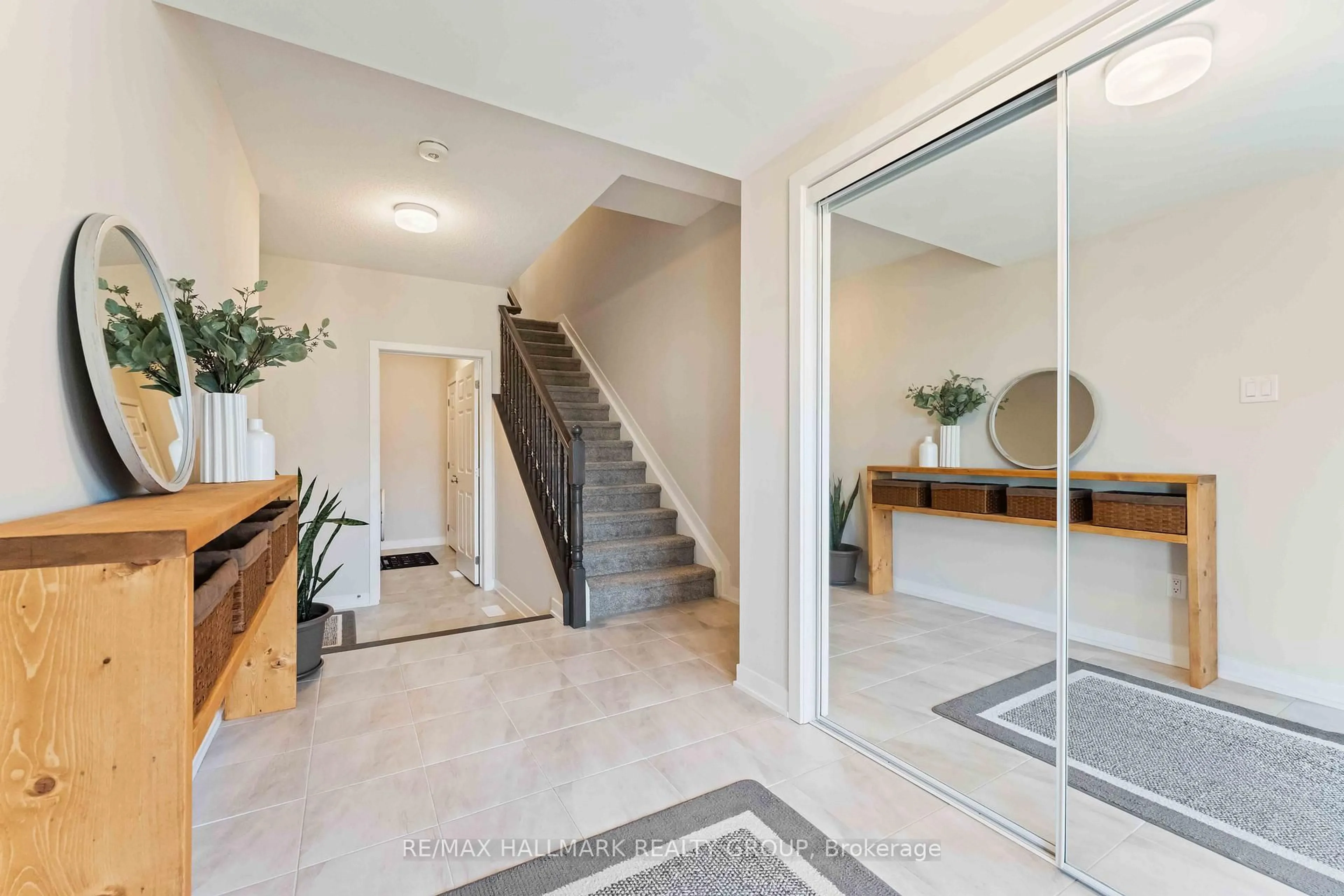 Indoor entryway for 629 Quilter Row, Richmond Ontario K0A 2Z0