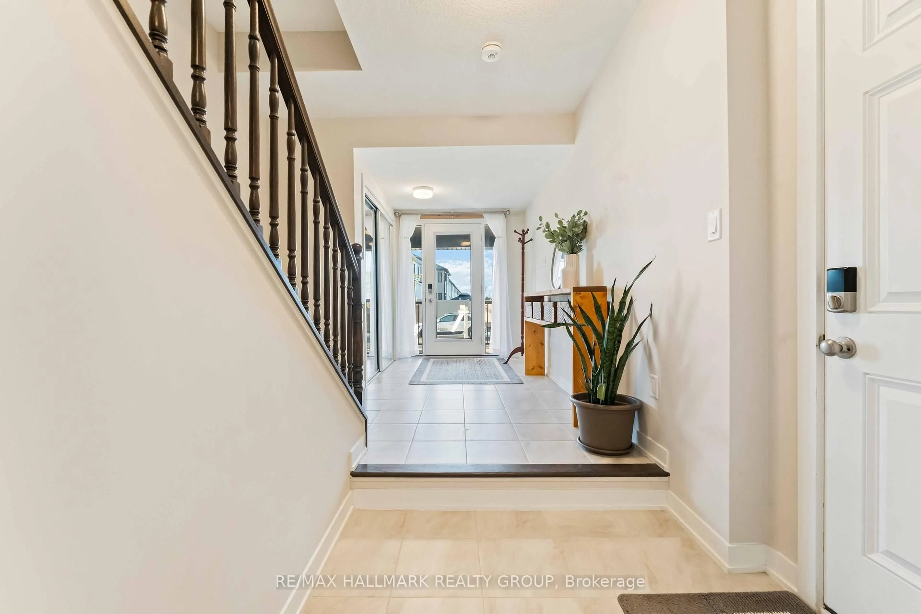 Indoor entryway for 629 Quilter Row, Richmond Ontario K0A 2Z0
