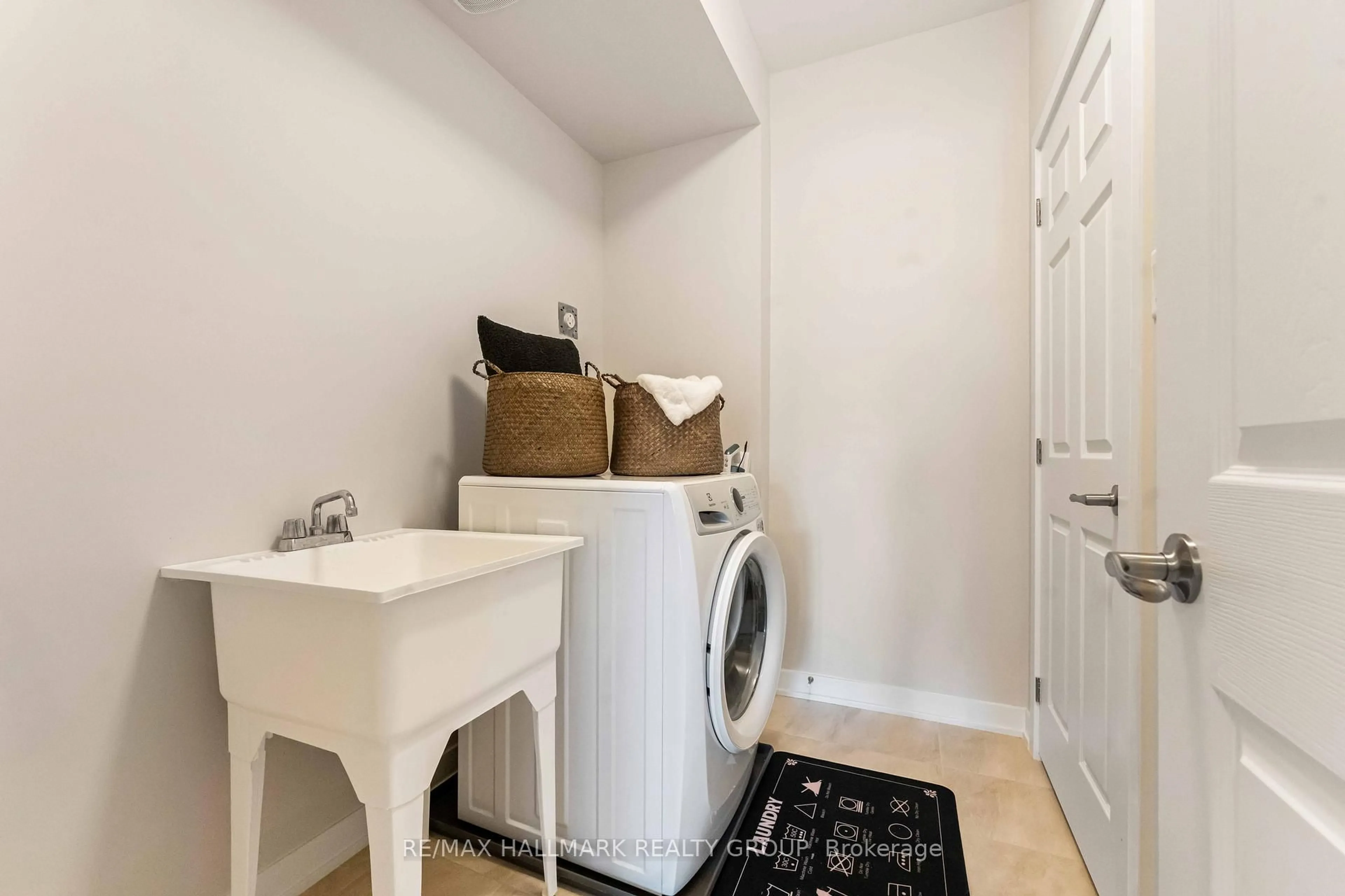 Laundry room for 629 Quilter Row, Richmond Ontario K0A 2Z0