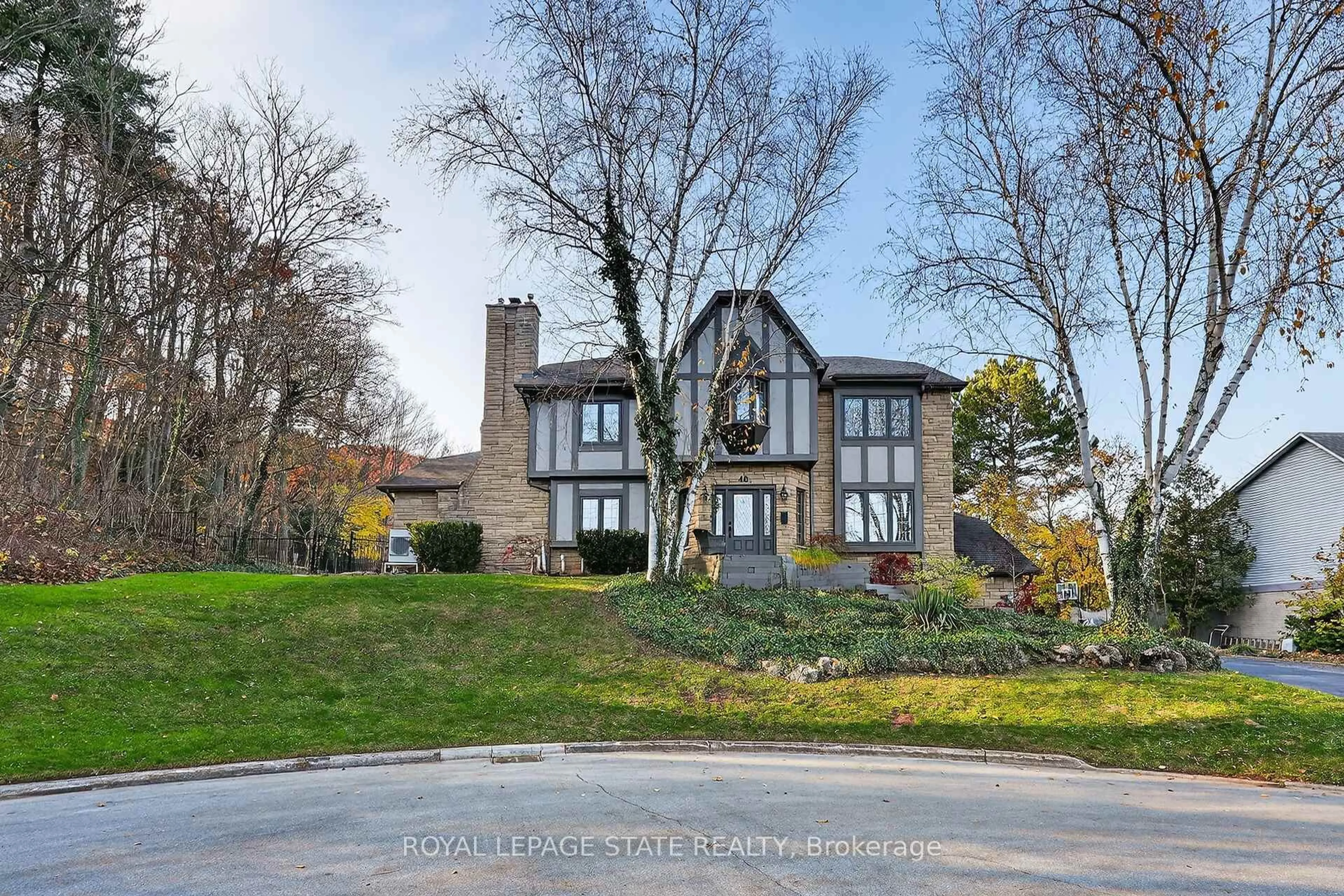 Home with brick exterior material, street for 40 Parkwood Rd, Grimsby Ontario L3M 4K9