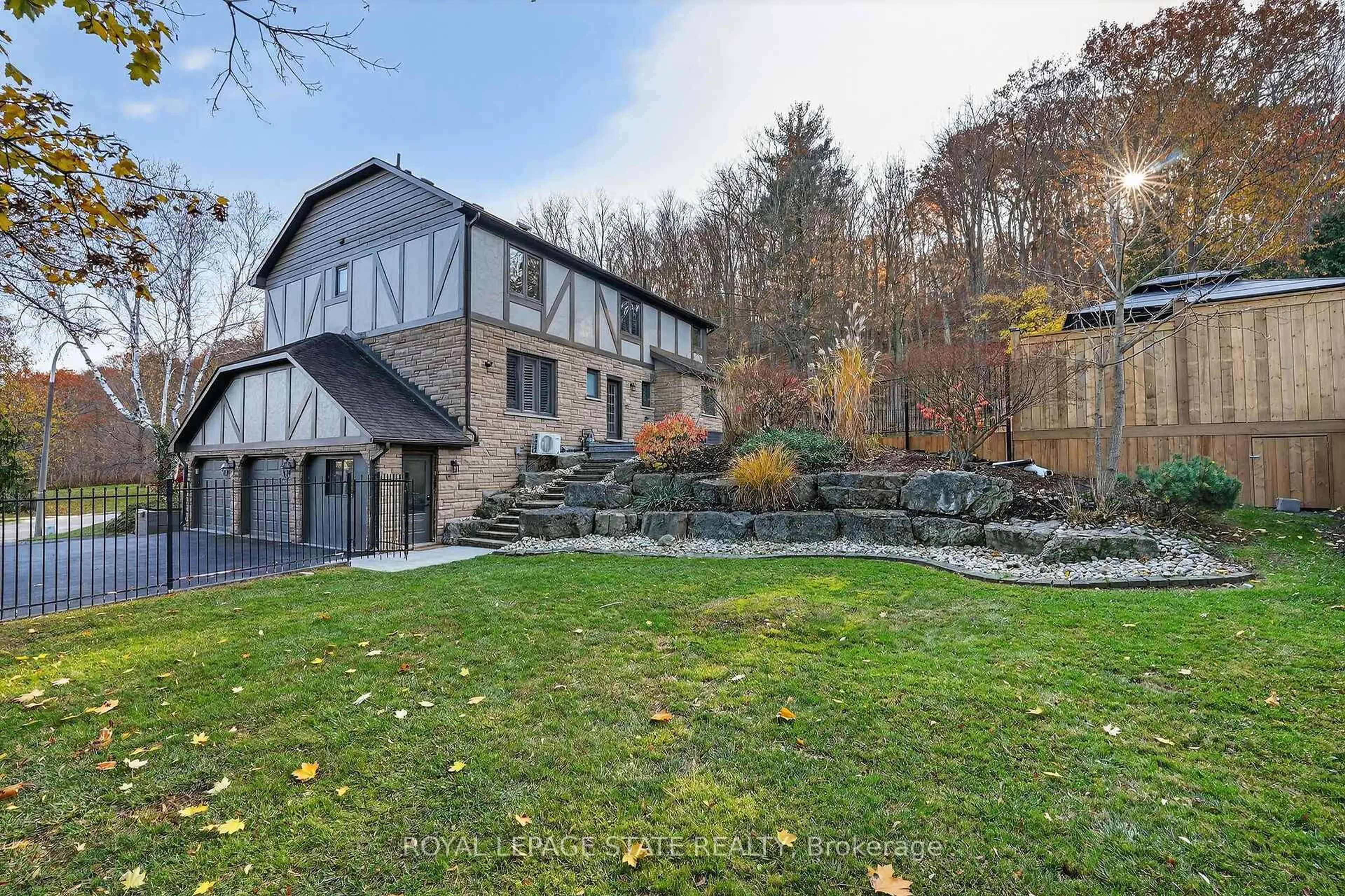 Patio, unknown for 40 Parkwood Rd, Grimsby Ontario L3M 4K9