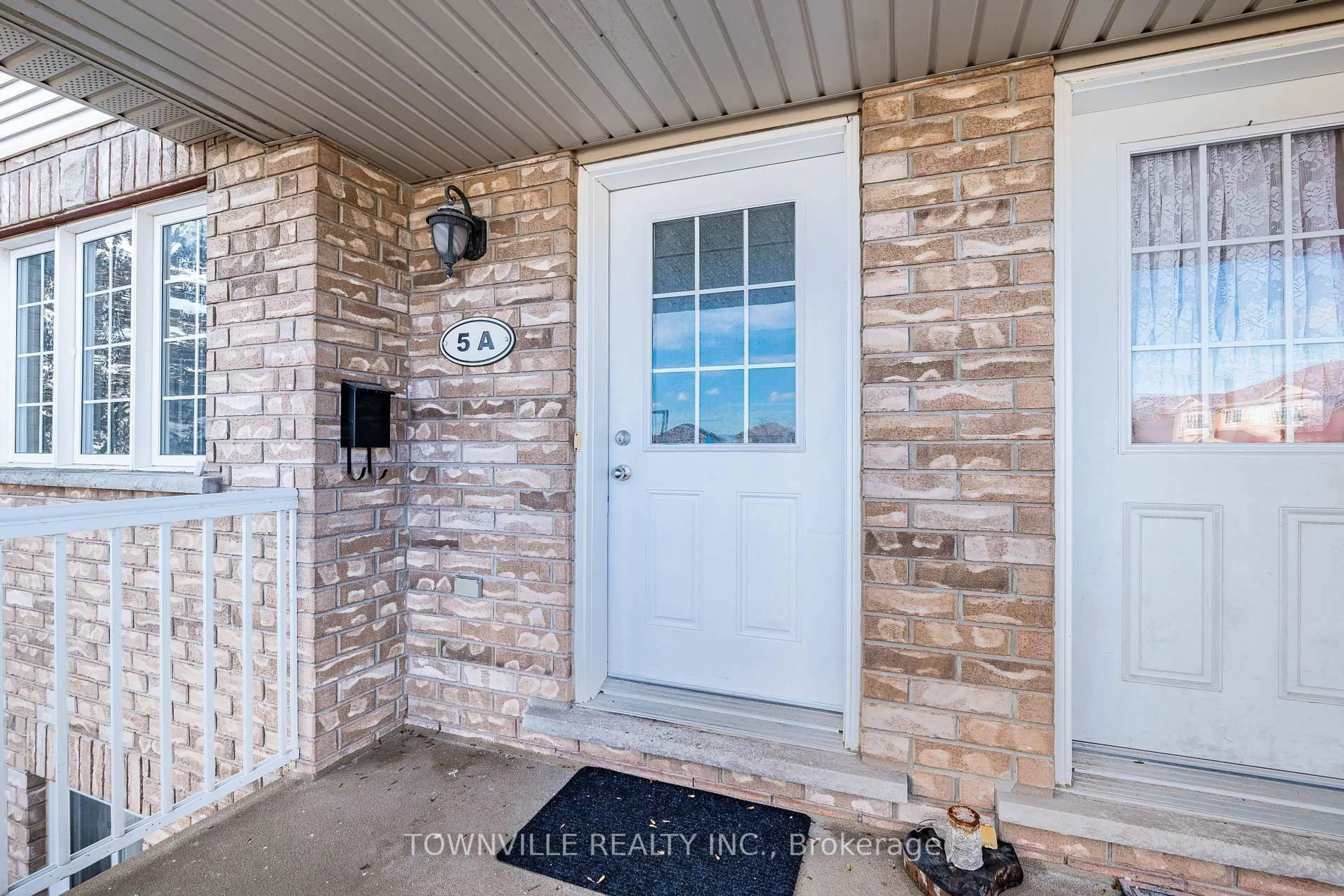 Indoor entryway for 50 Howe Dr #5A, Kitchener Ontario N2E 0A3