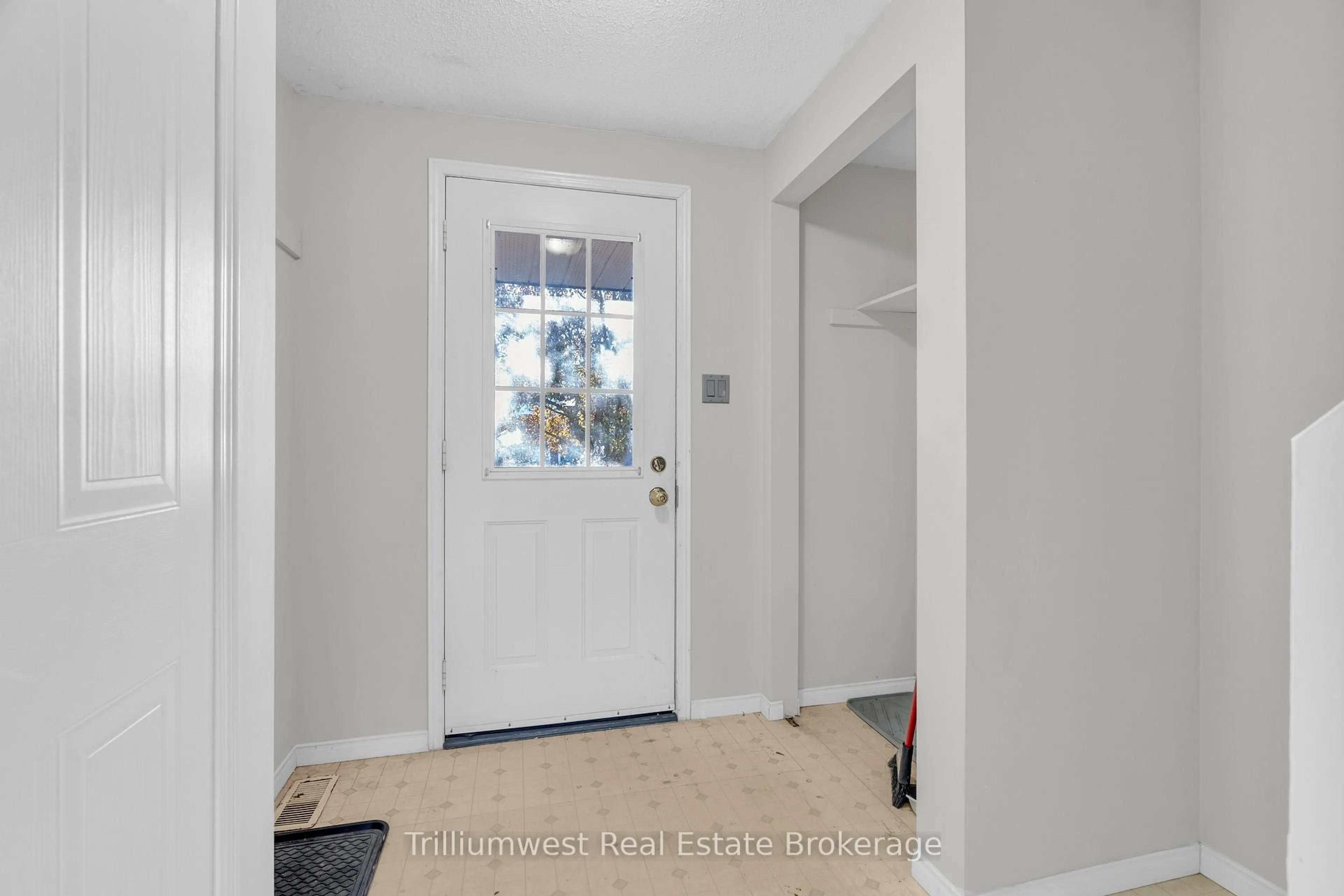 Indoor entryway for 25 Sidney Cres, Guelph Ontario N1G 4V1
