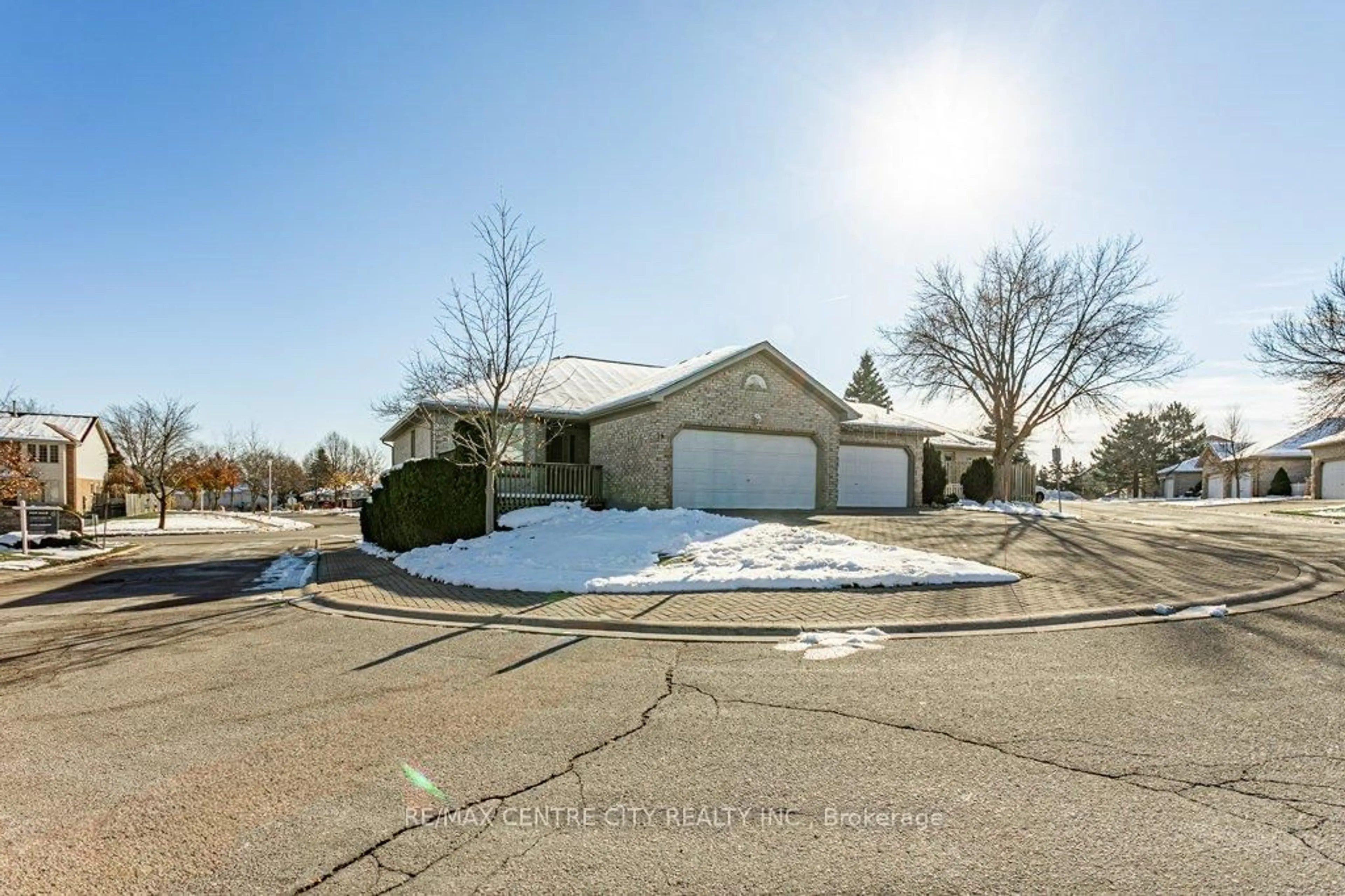 A pic from outside/outdoor area/front of a property/back of a property/a pic from drone, street for 825 Shelborne St #18, London South Ontario N5Z 5B7