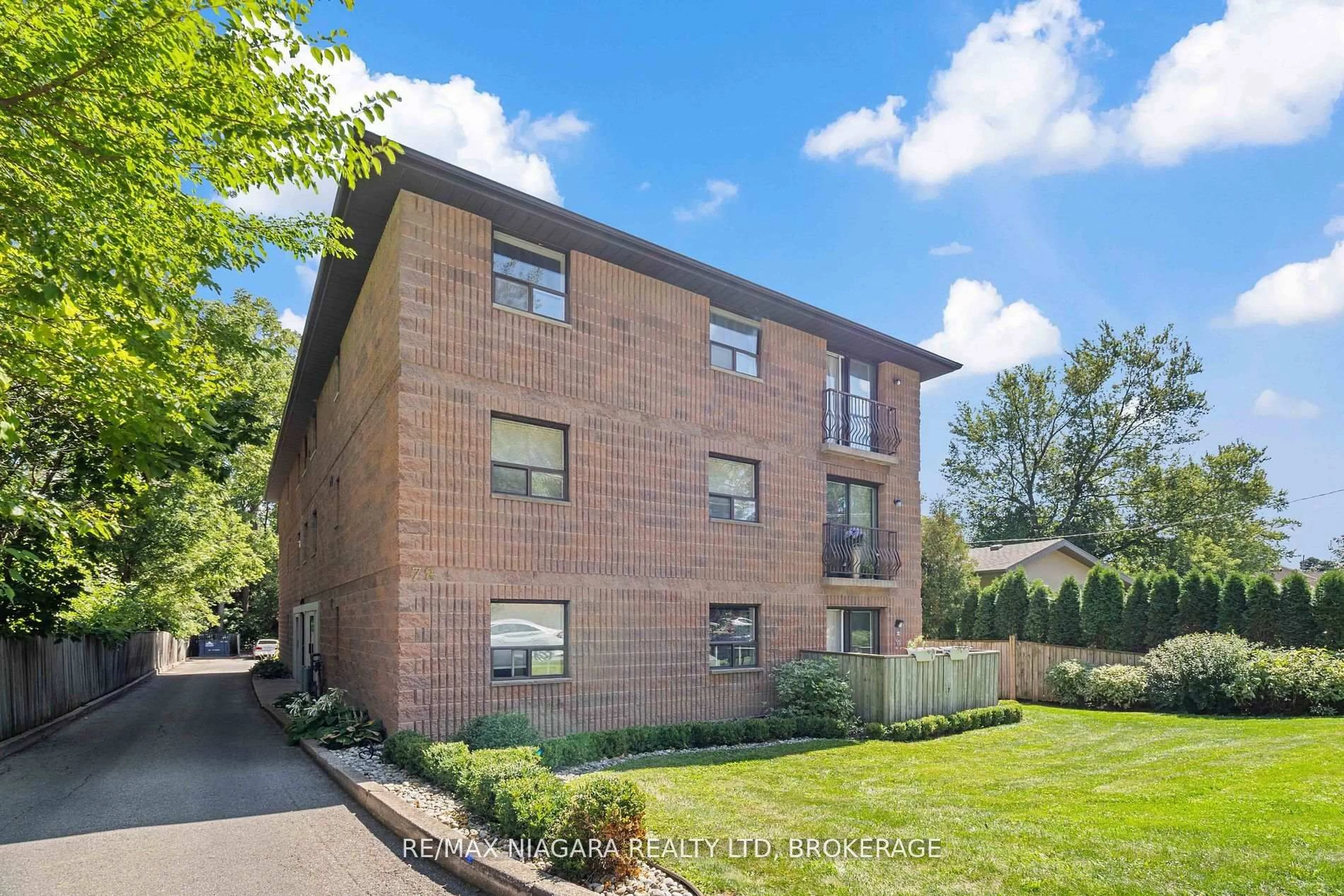 Home with brick exterior material, building for 78 Welland St #302, Thorold Ontario L2V 2C1