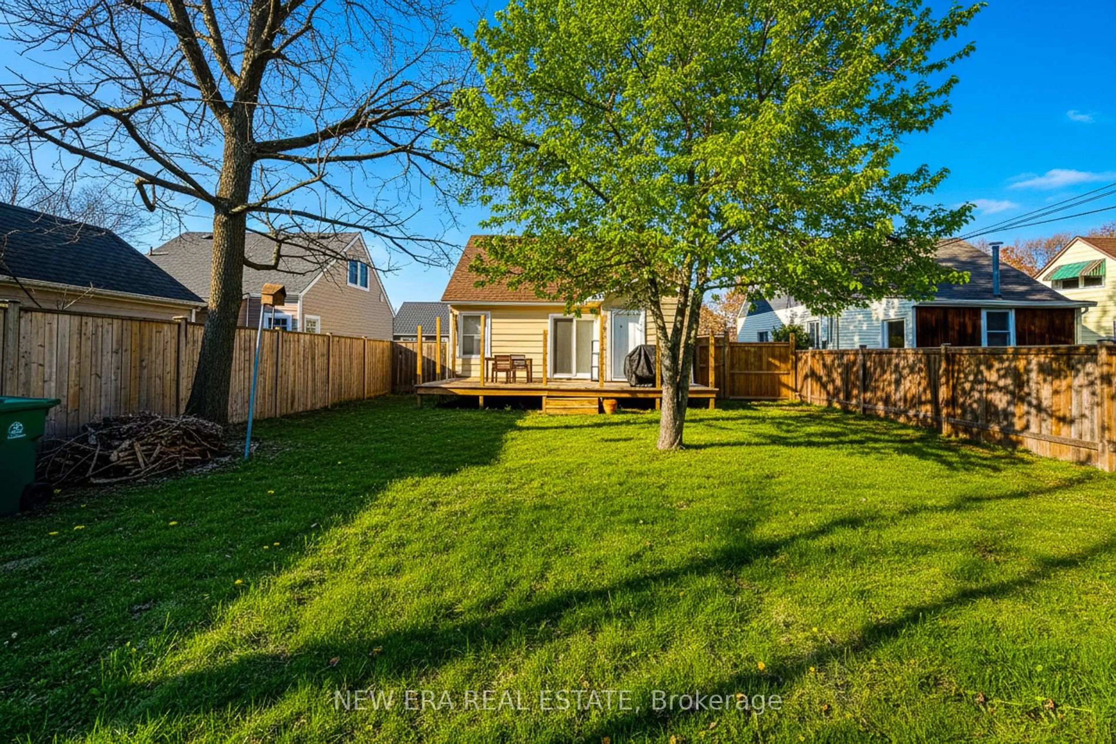 A pic from outside/outdoor area/front of a property/back of a property/a pic from drone, street for 54 Eighth Ave, Brantford Ontario N3S 1C3