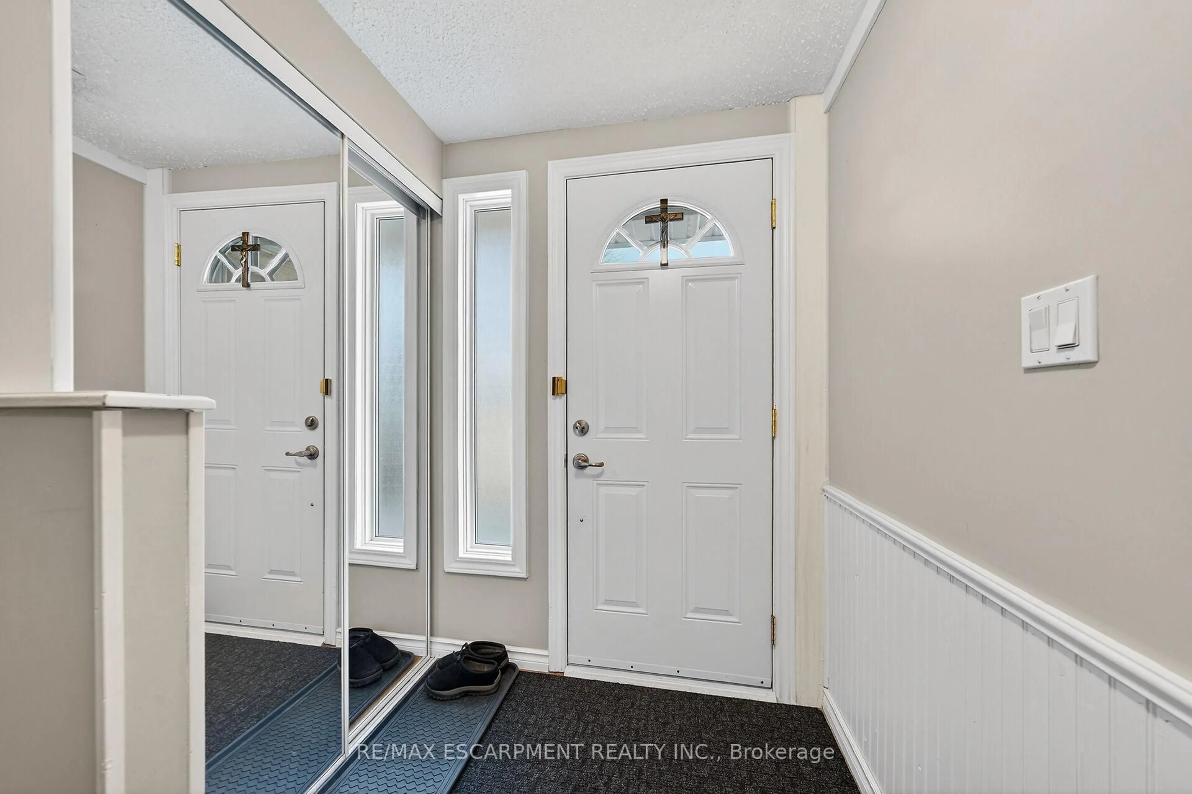 Indoor entryway for 145 RICE Ave #64, Hamilton Ontario L9C 6R3