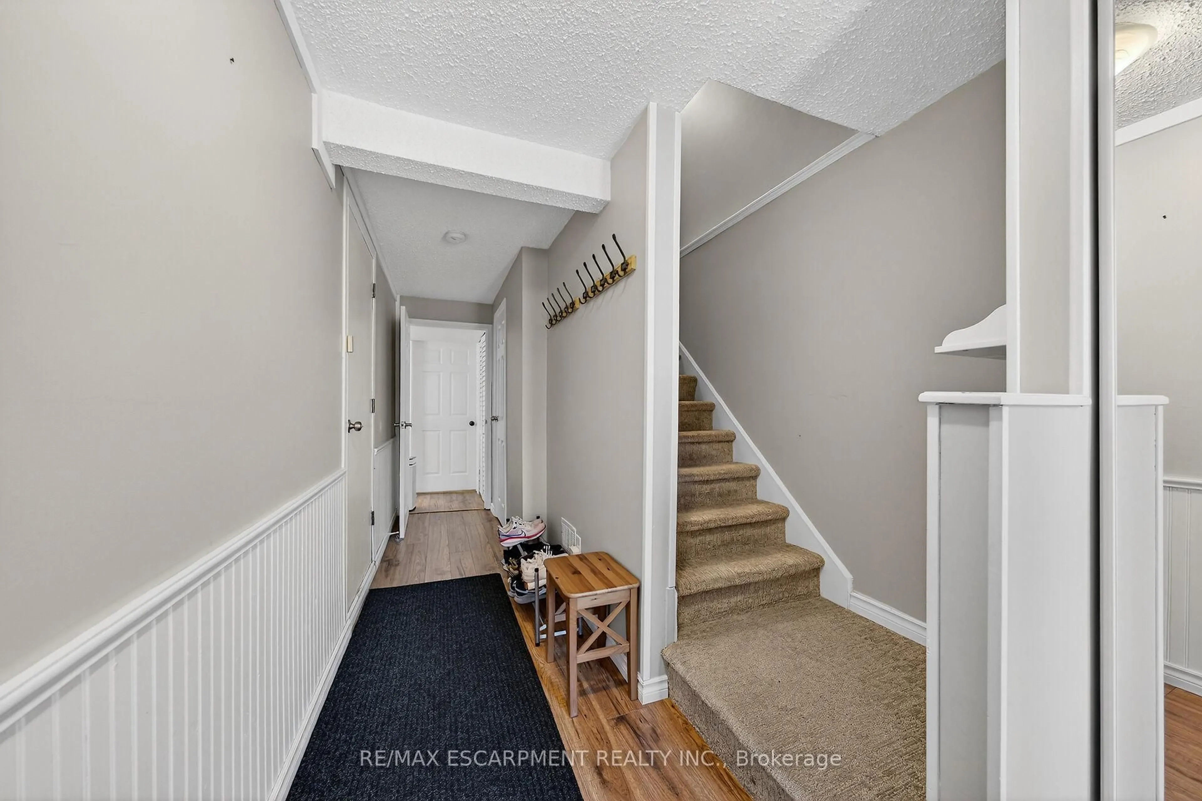 Indoor foyer for 145 RICE Ave #64, Hamilton Ontario L9C 6R3