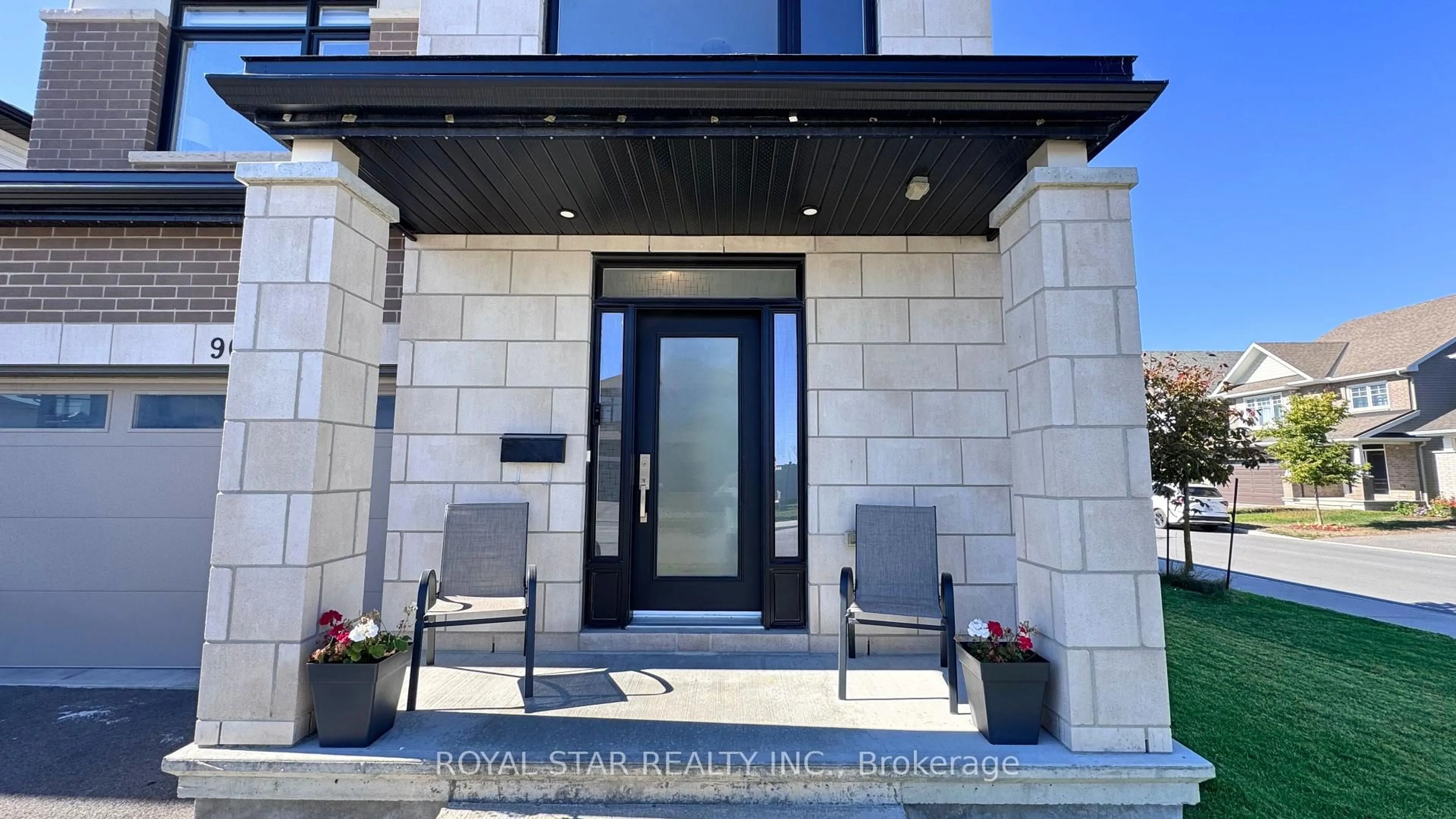 Indoor entryway for 900 Embankment St, Ottawa Ontario K2S 2P4