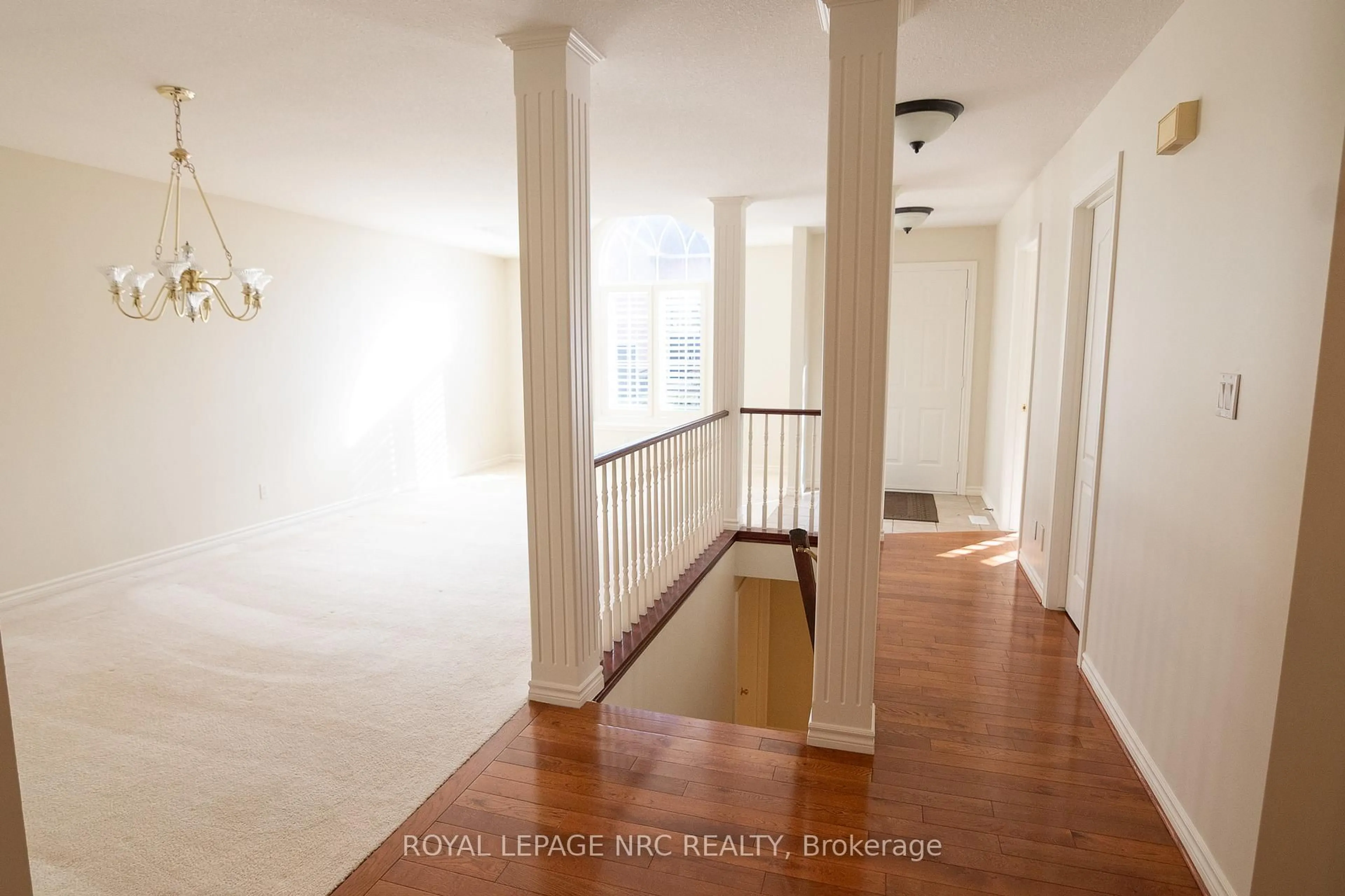 Indoor foyer for 4667 Portage Rd #6, Niagara Falls Ontario L2E 6A9