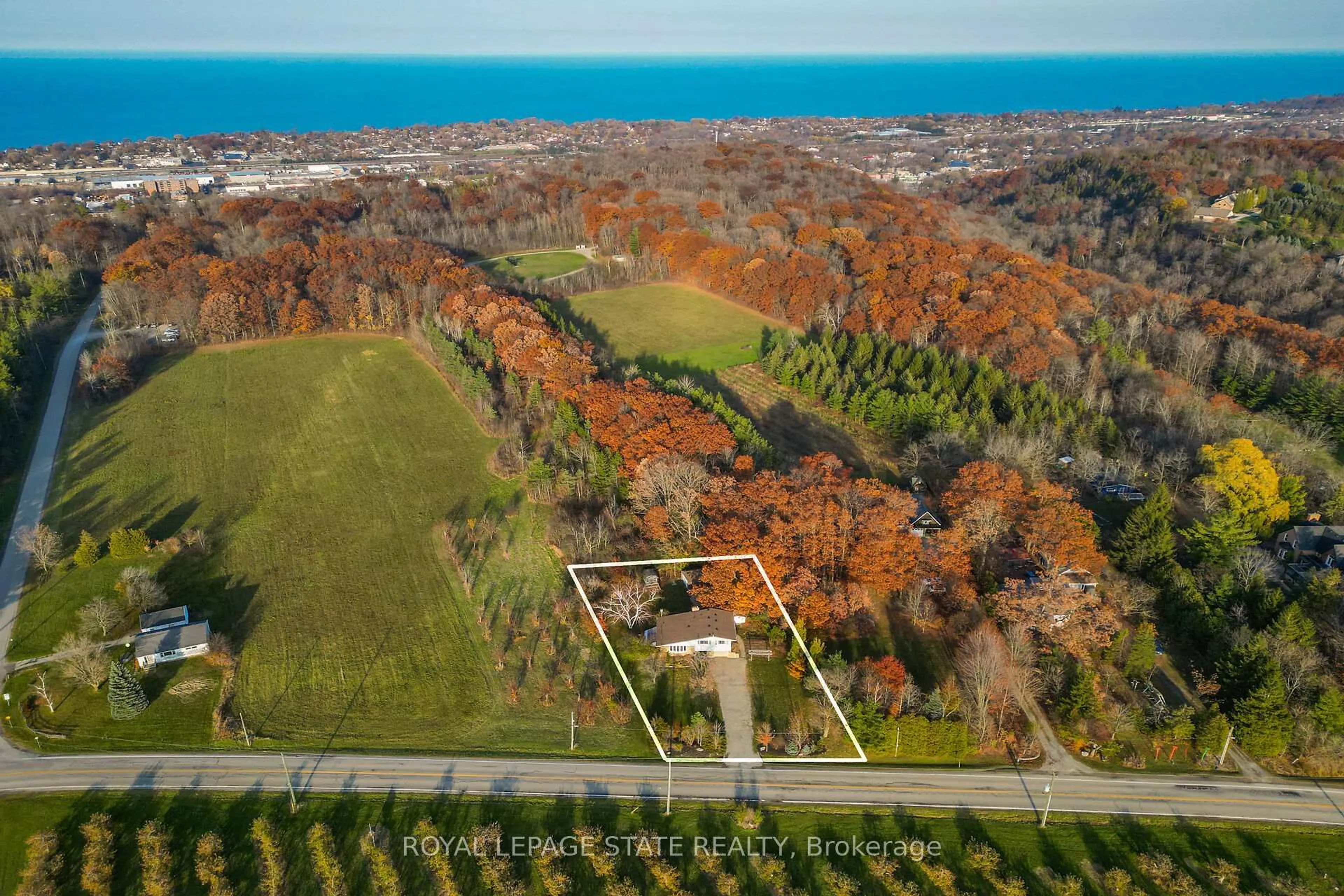 A pic from outside/outdoor area/front of a property/back of a property/a pic from drone, water/lake/river/ocean view for 152 Ridge Rd, Grimsby Ontario L3M 4E7