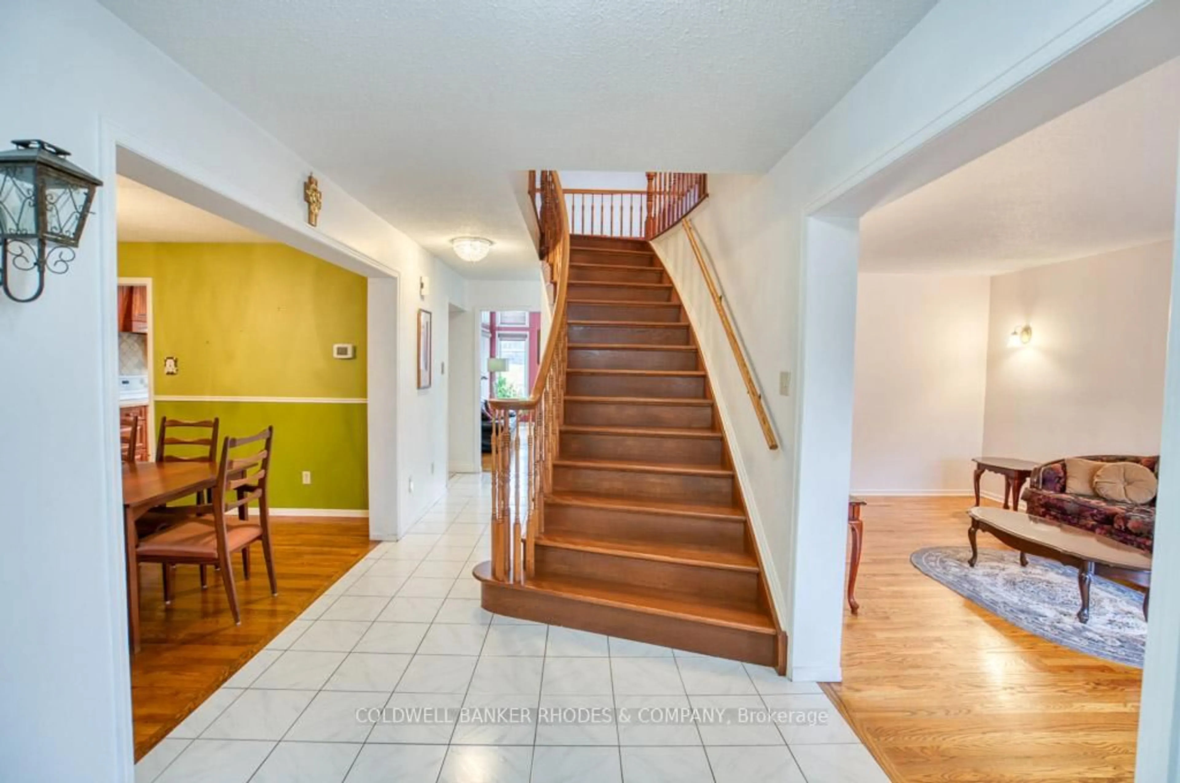 Indoor foyer for 75 Dossetter Way, Ottawa Ontario K1G 4S7