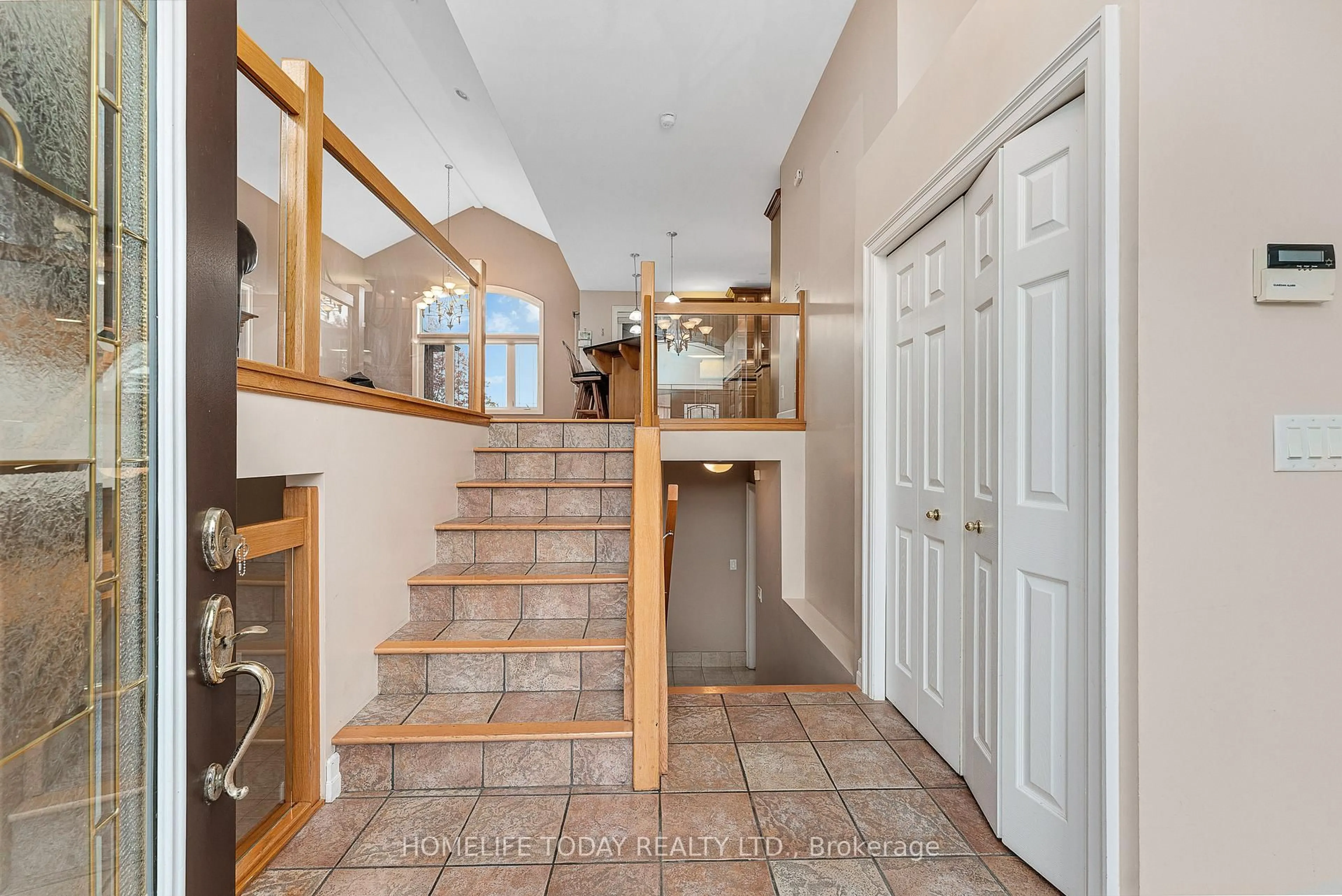 Indoor foyer for 9617 Manitou Cres, Windsor Ontario N8P 1H9
