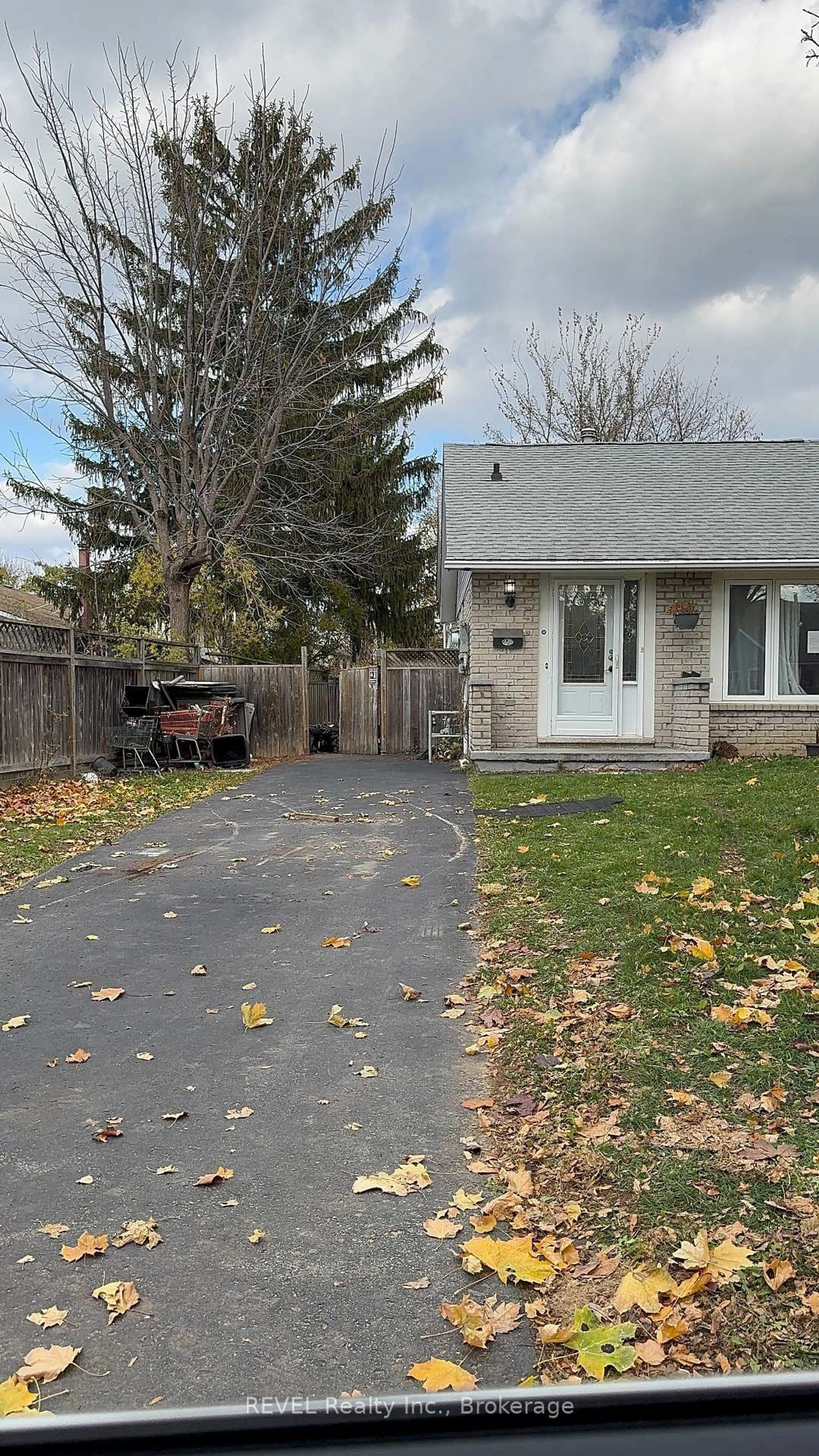 A pic from outside/outdoor area/front of a property/back of a property/a pic from drone, street for 95 HILL PARK Lane, St. Catharines Ontario L2N 7C8