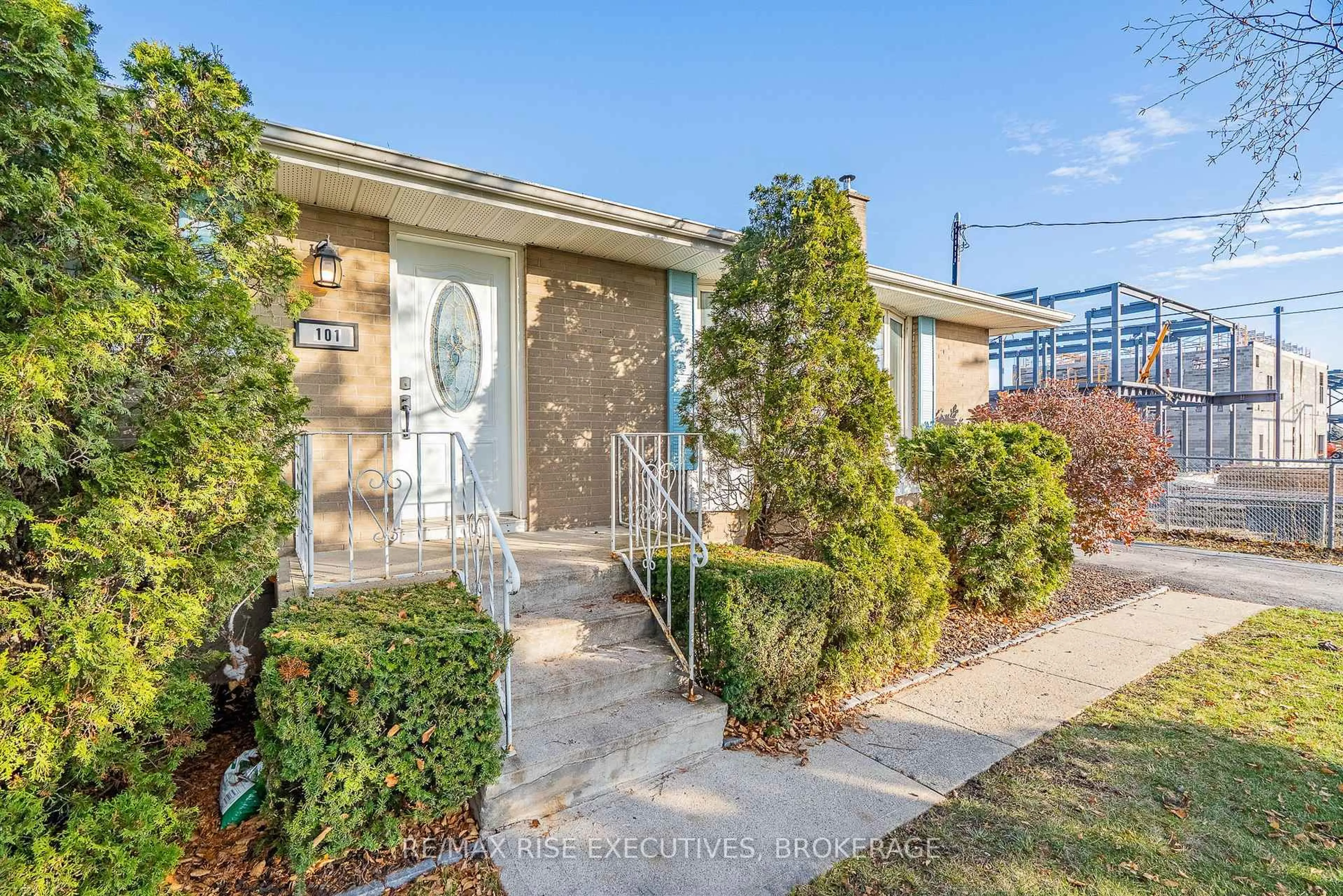 Unknown for 101 Park Cres, Loyalist Ontario K7N 1L7