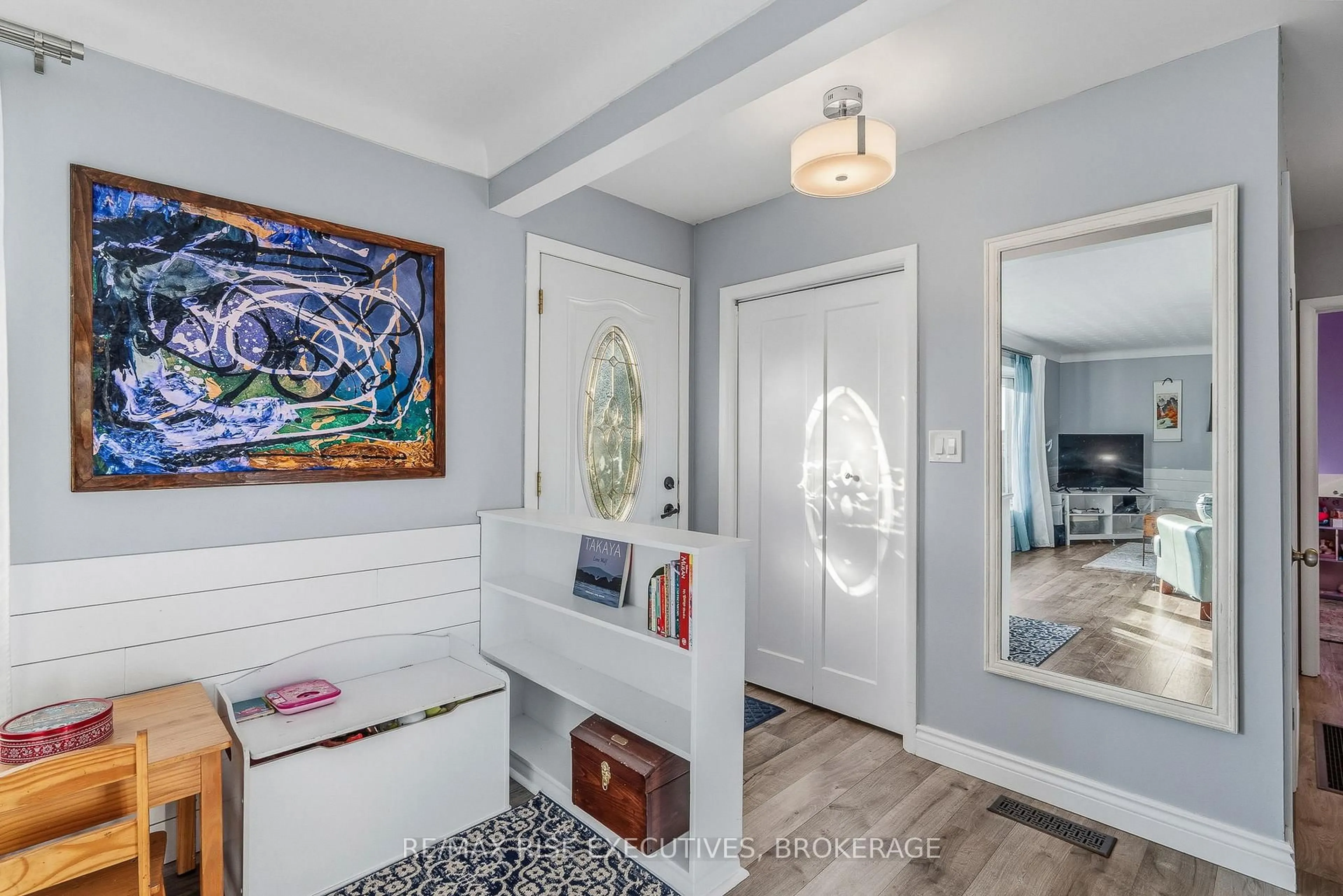 Indoor entryway for 101 Park Cres, Loyalist Ontario K7N 1L7