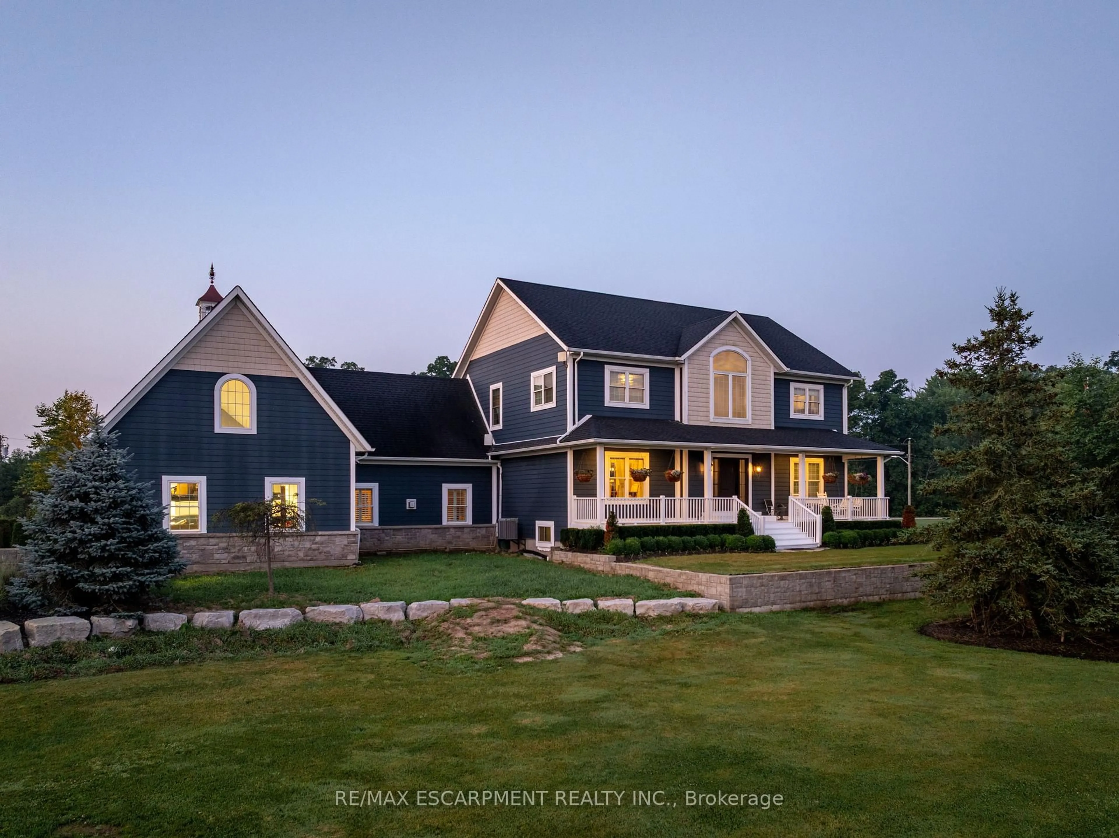 A pic from outside/outdoor area/front of a property/back of a property/a pic from drone, unknown for 7804 Schisler Rd, Niagara Falls Ontario L3B 5N4