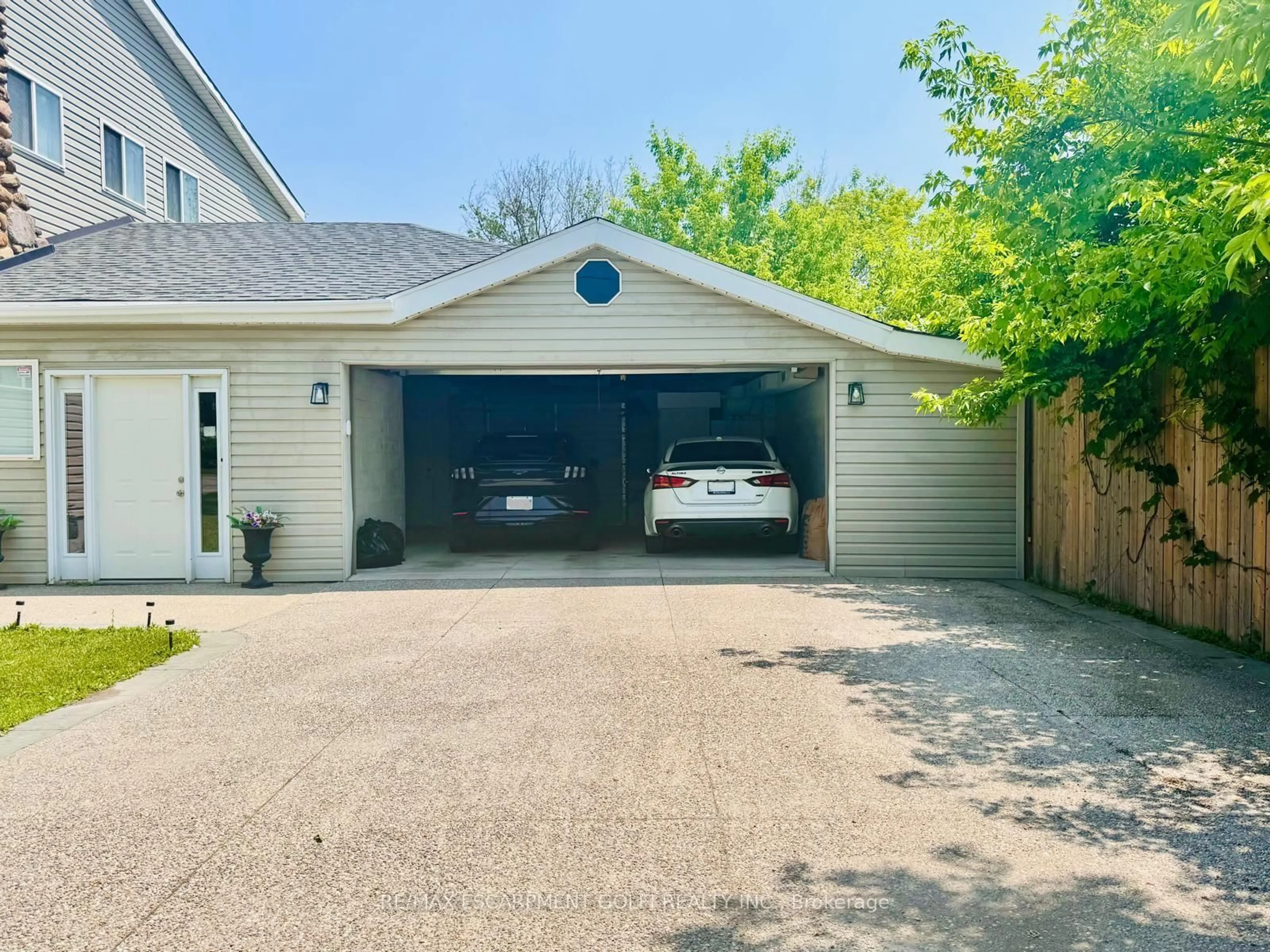 Indoor garage for 322 Jones Rd, Hamilton Ontario L8E 5N2