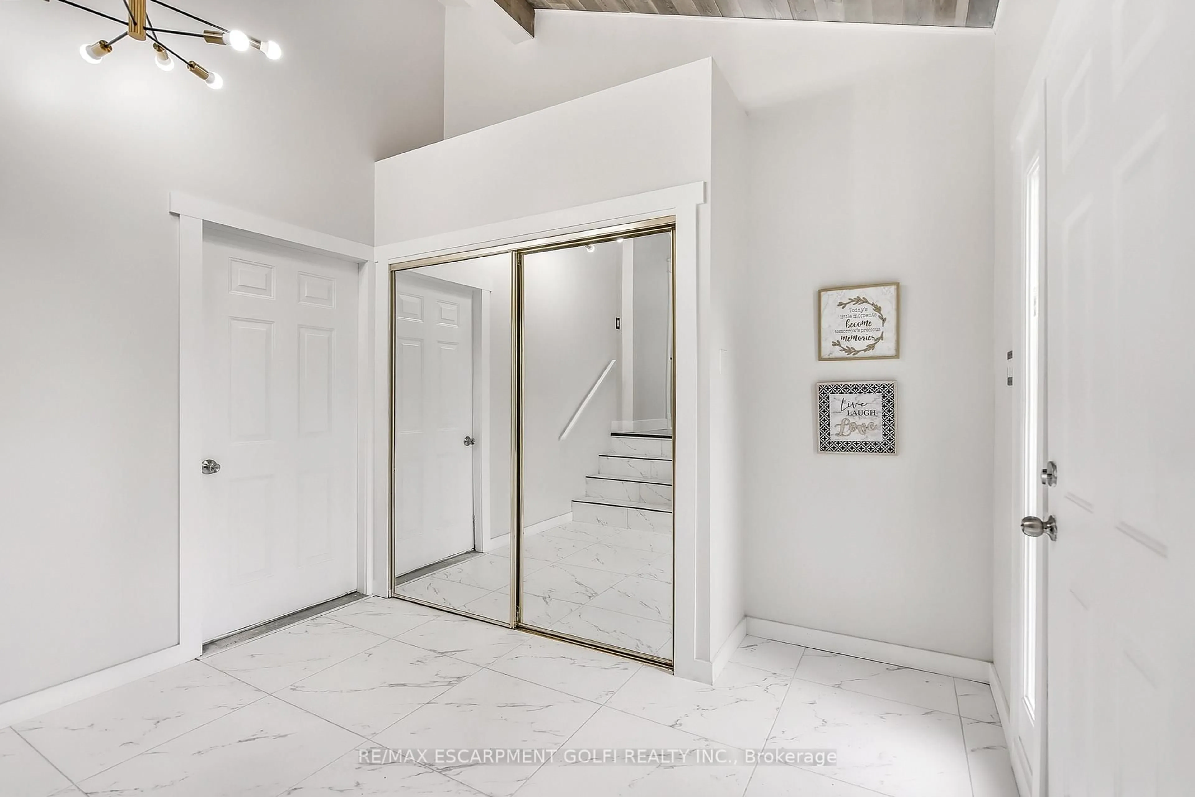 Indoor foyer for 322 Jones Rd, Hamilton Ontario L8E 5N2