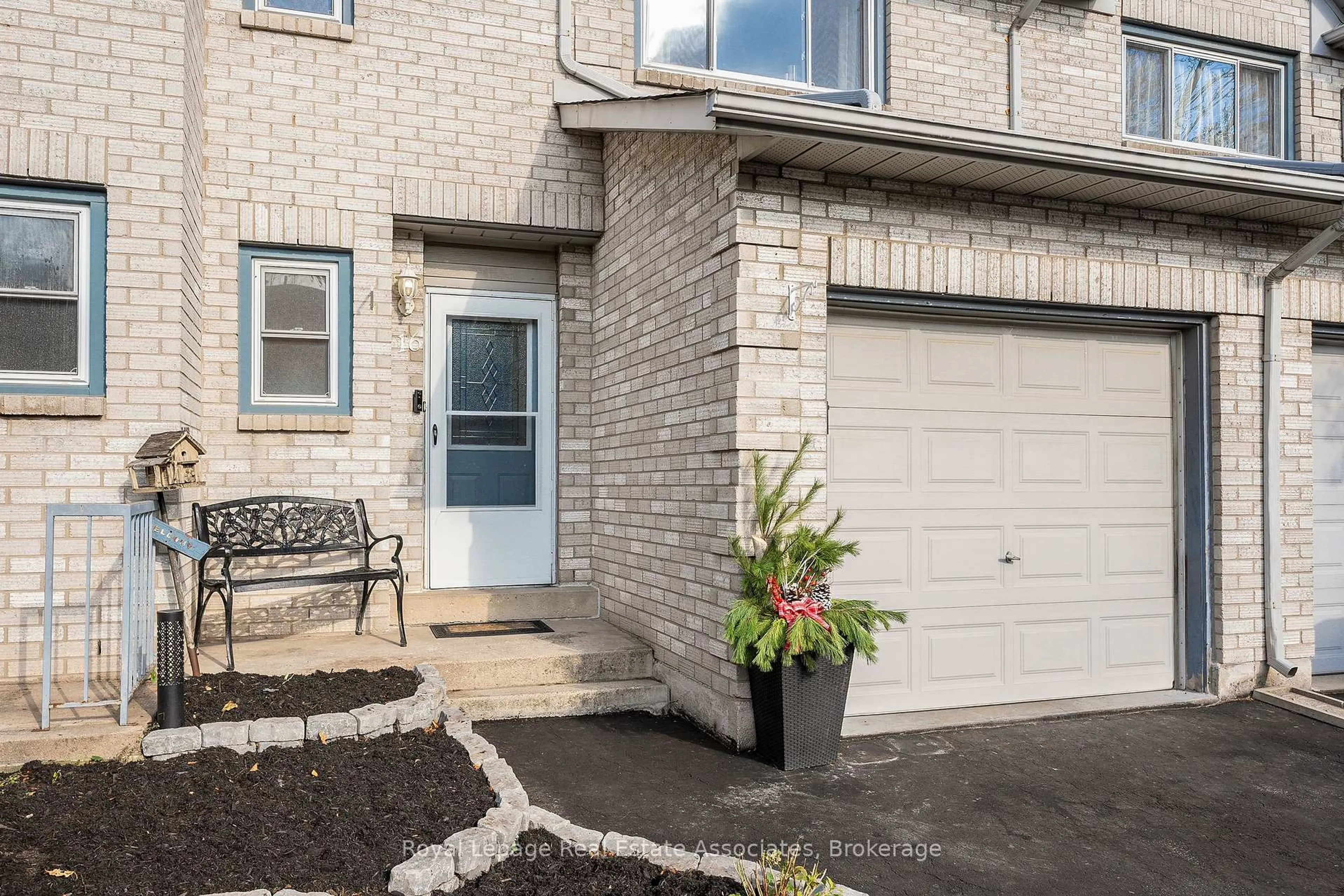 Unknown for 2 Royalwood Crt #16, Hamilton Ontario L8E 4Y9