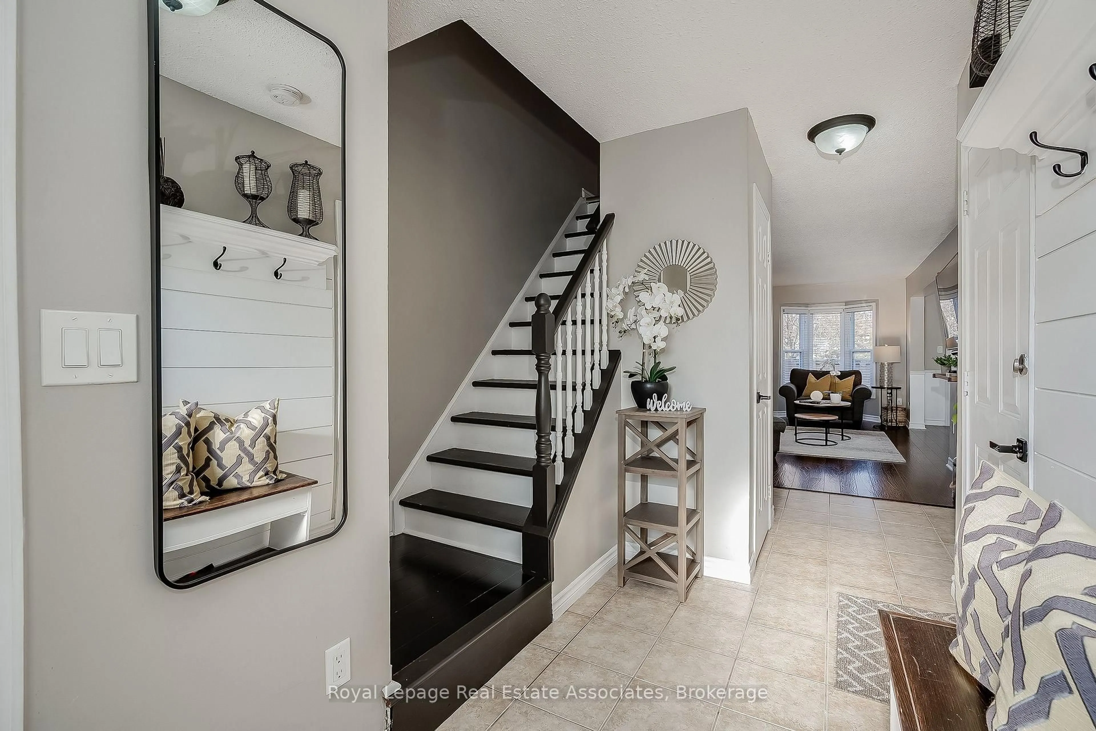 Indoor entryway for 2 Royalwood Crt #16, Hamilton Ontario L8E 4Y9