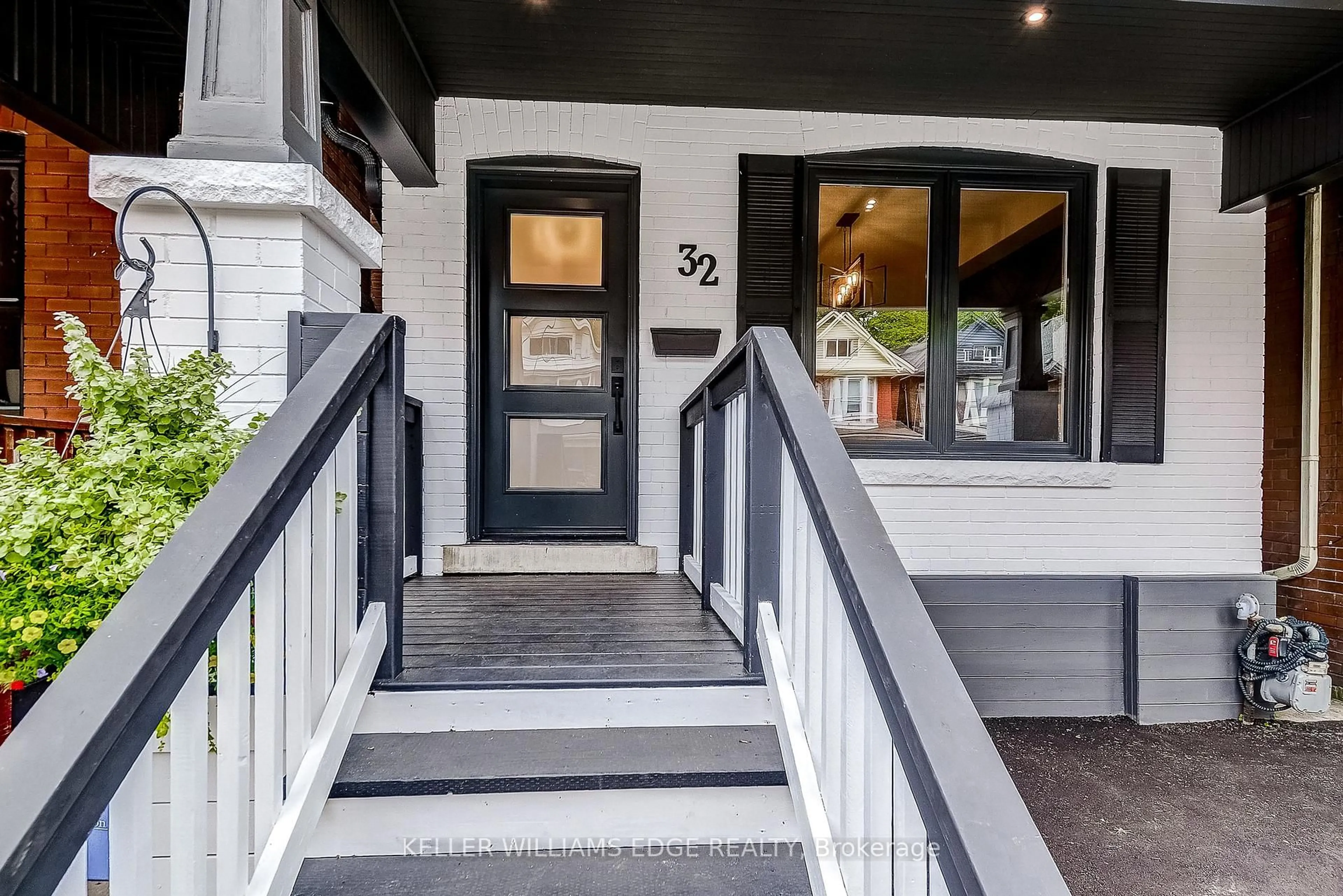 Indoor entryway for 32 Cumberland Ave, Hamilton Ontario L8M 1Y7