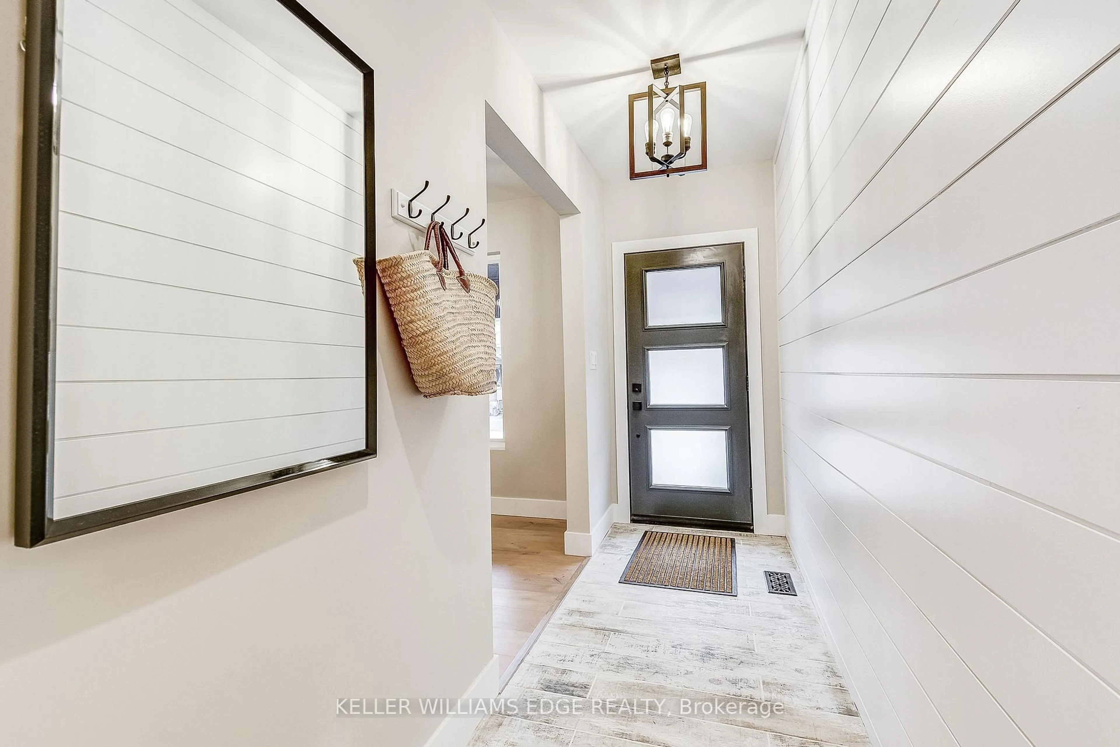 Indoor entryway for 32 Cumberland Ave, Hamilton Ontario L8M 1Y7