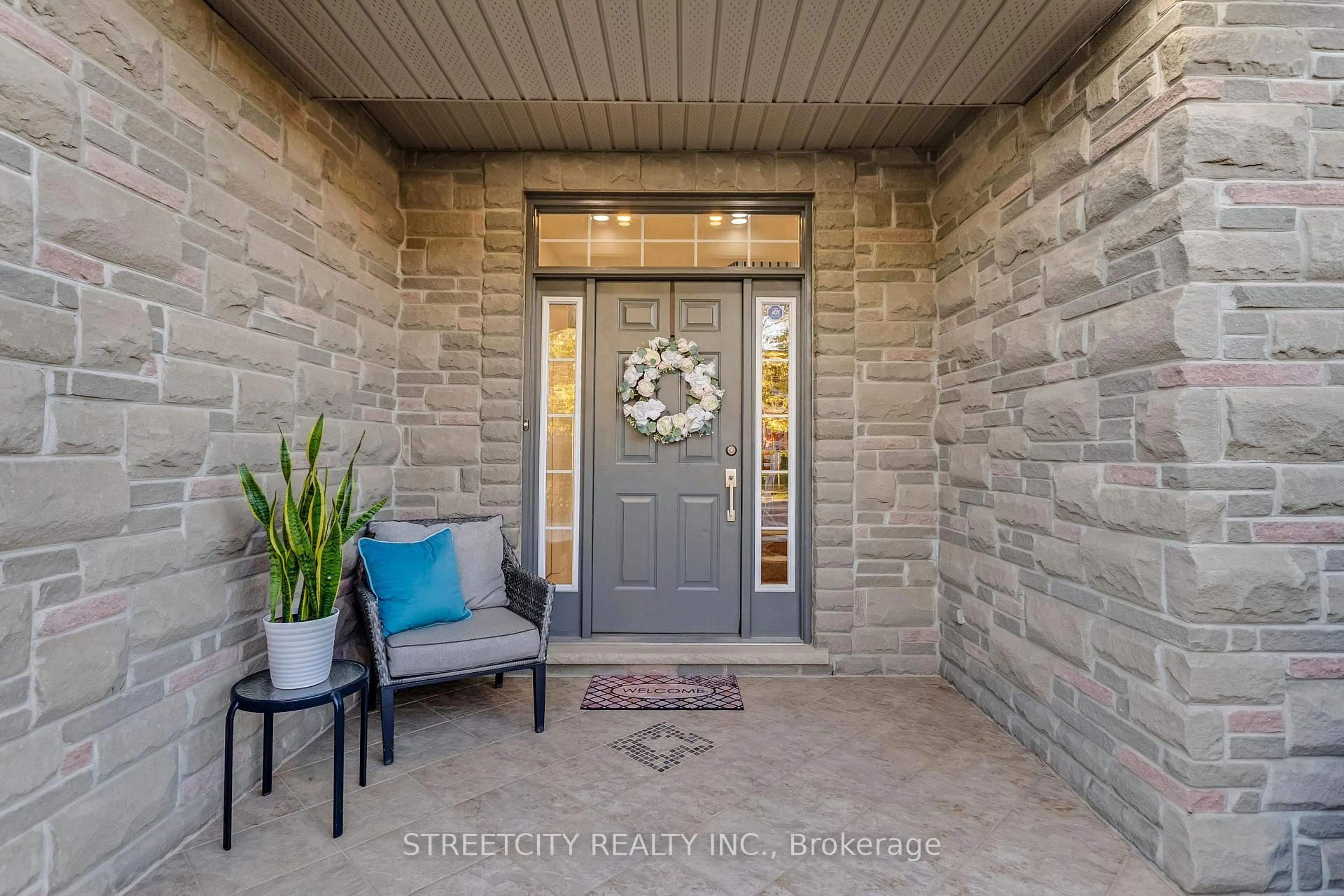 Indoor entryway for 328 Plane Tree Dr, London North Ontario N6G 5J4