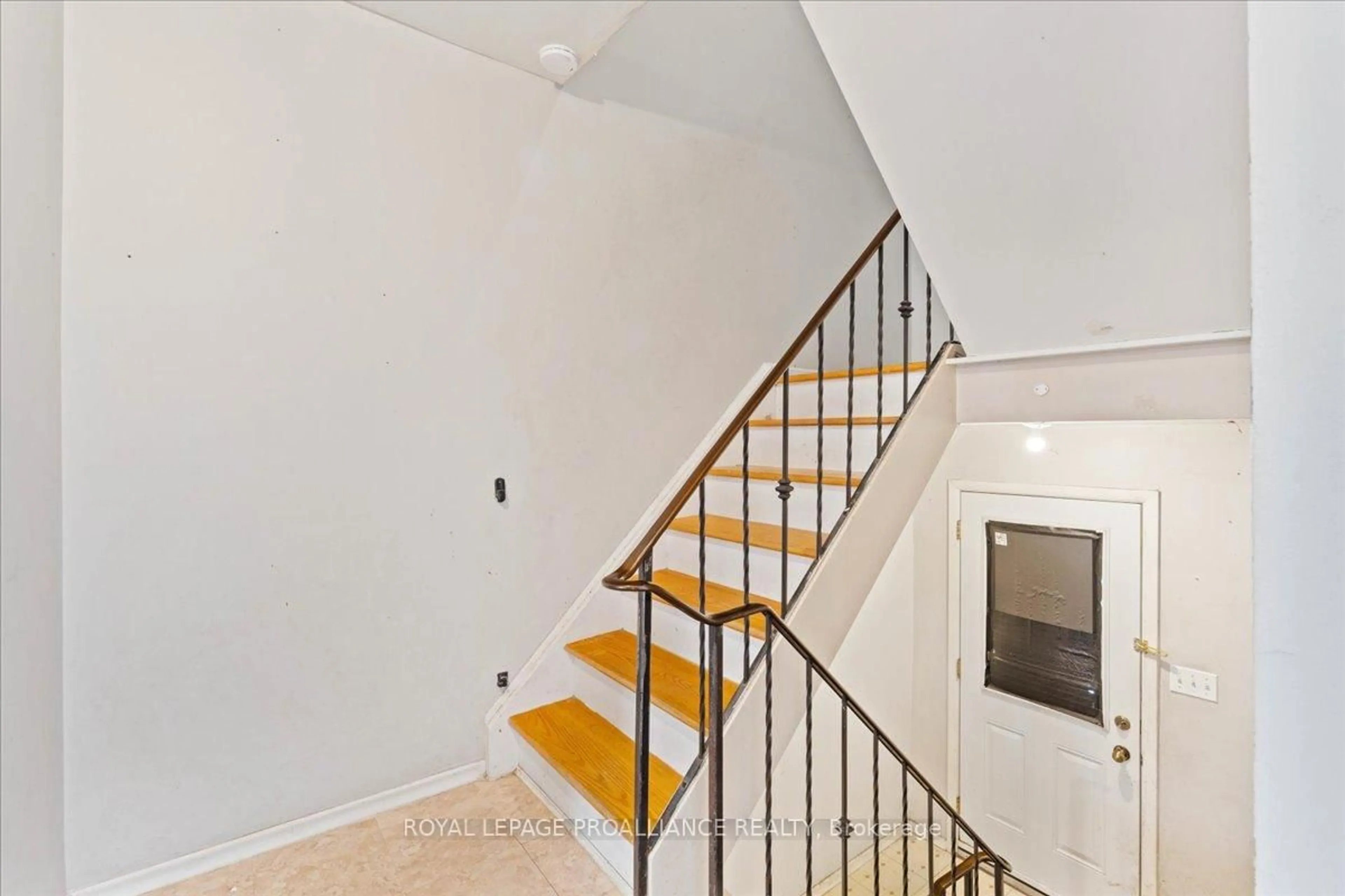 Stairs for 42 O'Hare St, Belleville Ontario K8P 4N1