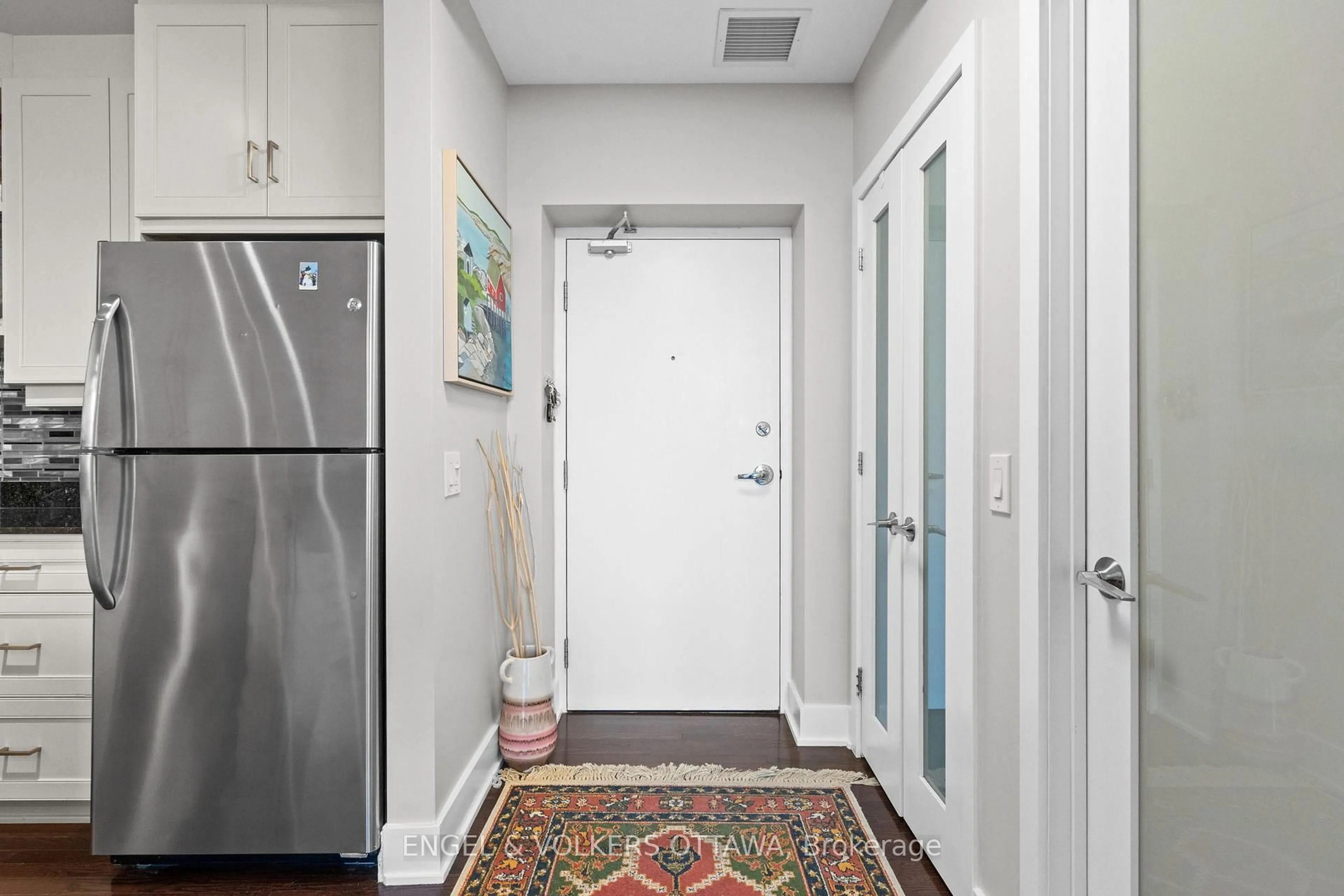 Indoor entryway for 75 Cleary Ave #102, Ottawa Ontario K2A 1R8