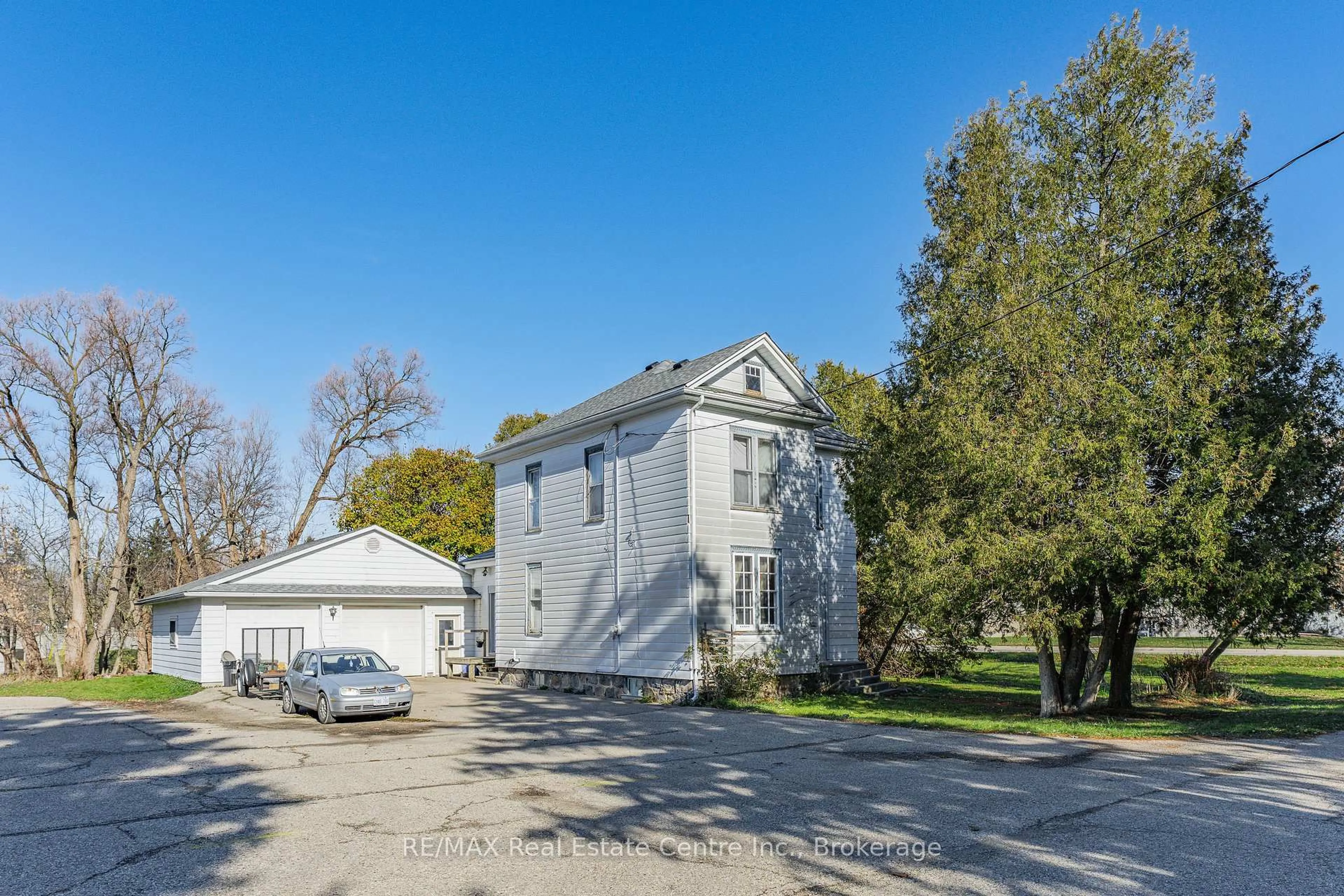 A pic from outside/outdoor area/front of a property/back of a property/a pic from drone, street for 136 Foundry St, Wilmot Ontario N3A 2P7