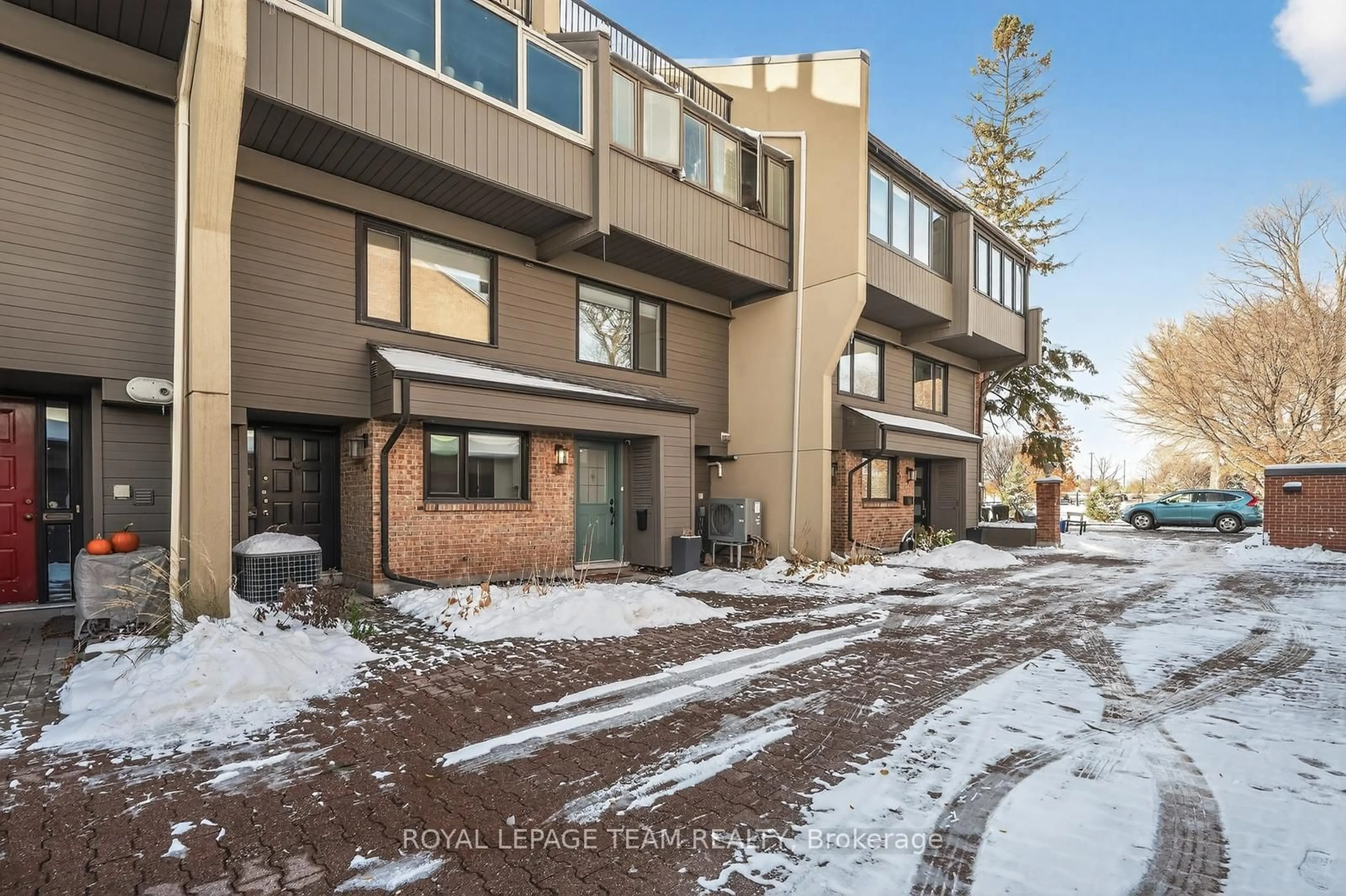 A pic from outside/outdoor area/front of a property/back of a property/a pic from drone, mountain view for 290 Cathcart St #10, Ottawa Ontario K1N 5C4
