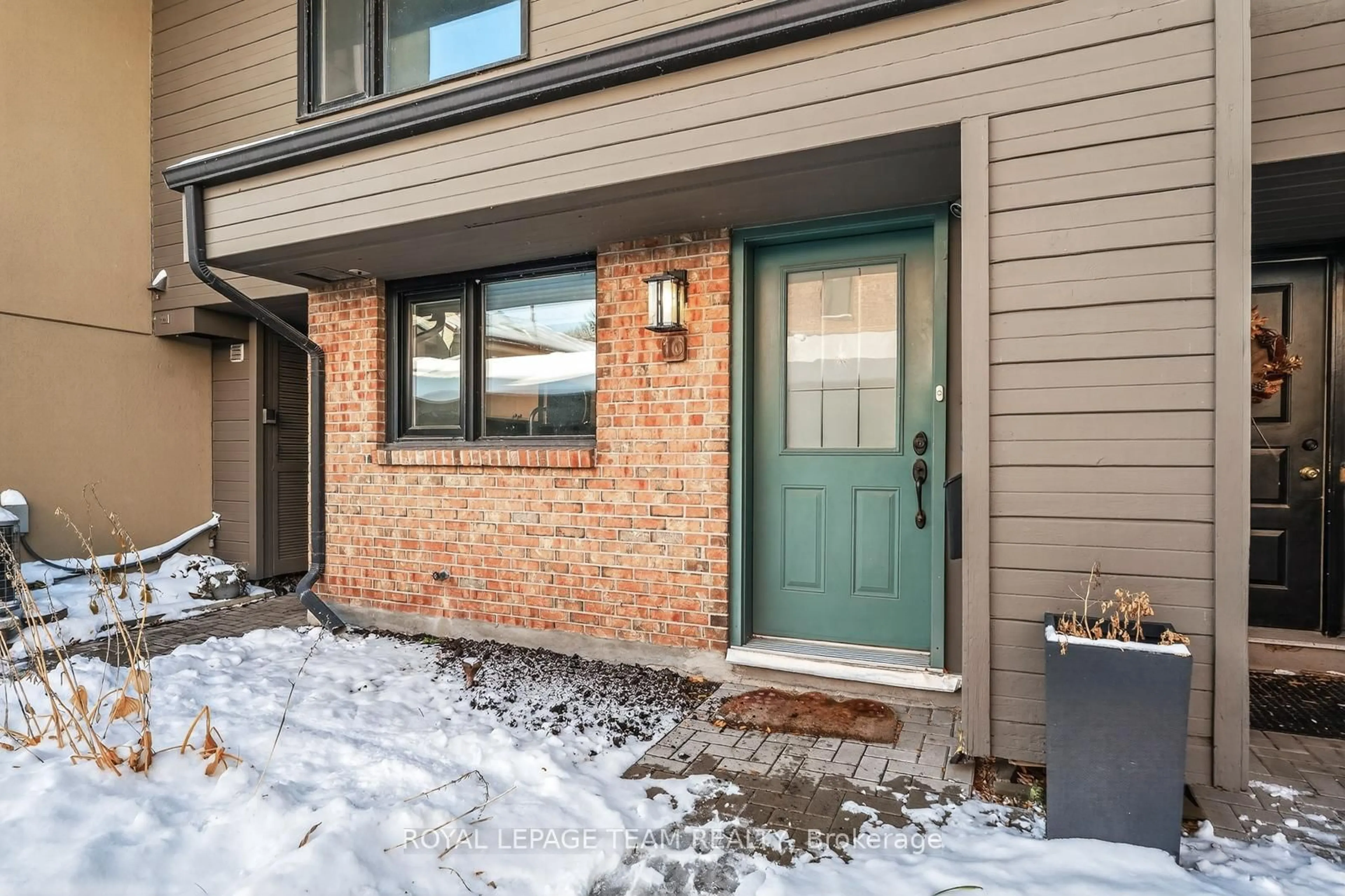 Indoor entryway for 290 Cathcart St #10, Ottawa Ontario K1N 5C4