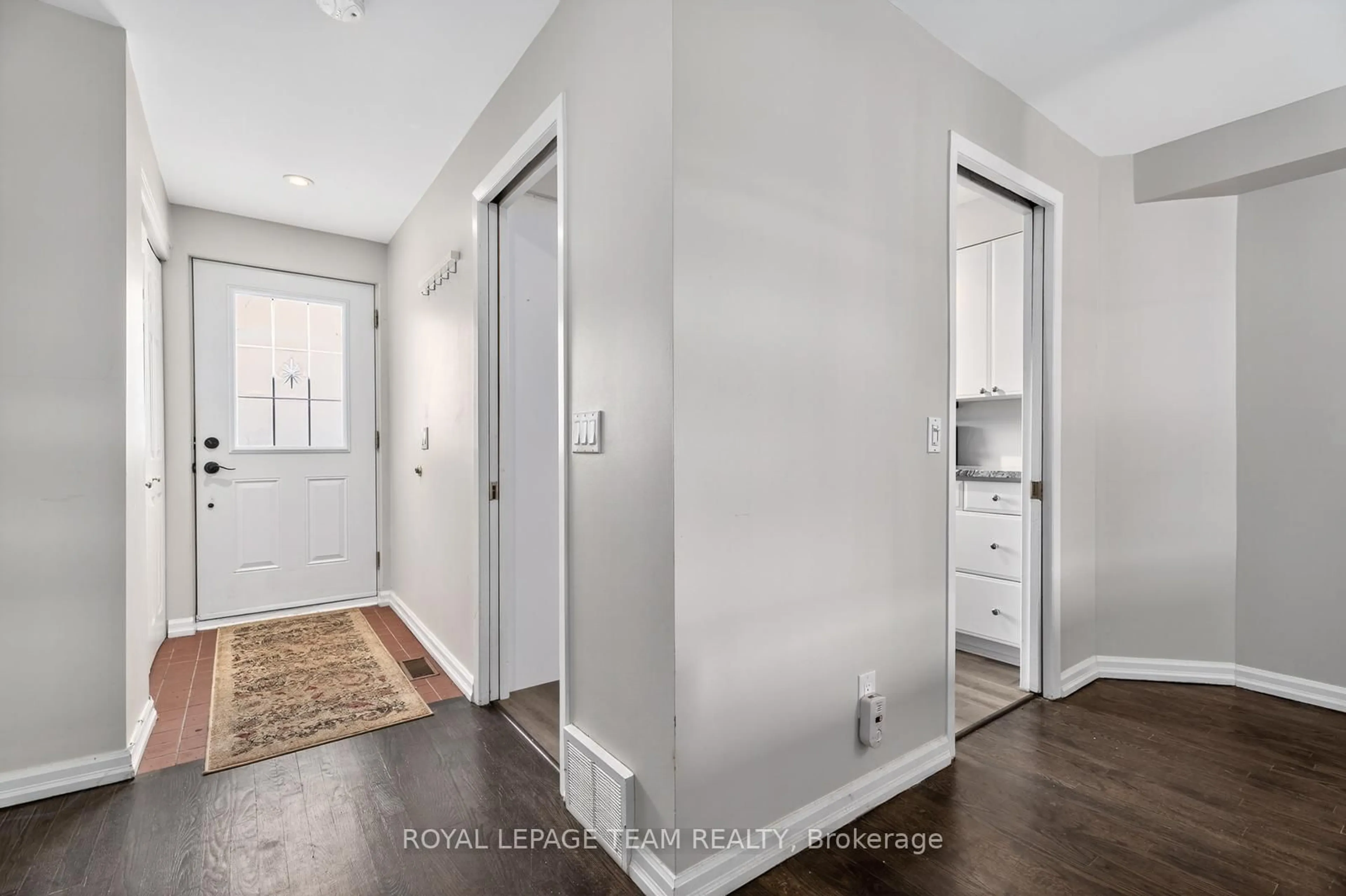 Indoor entryway for 290 Cathcart St #10, Ottawa Ontario K1N 5C4