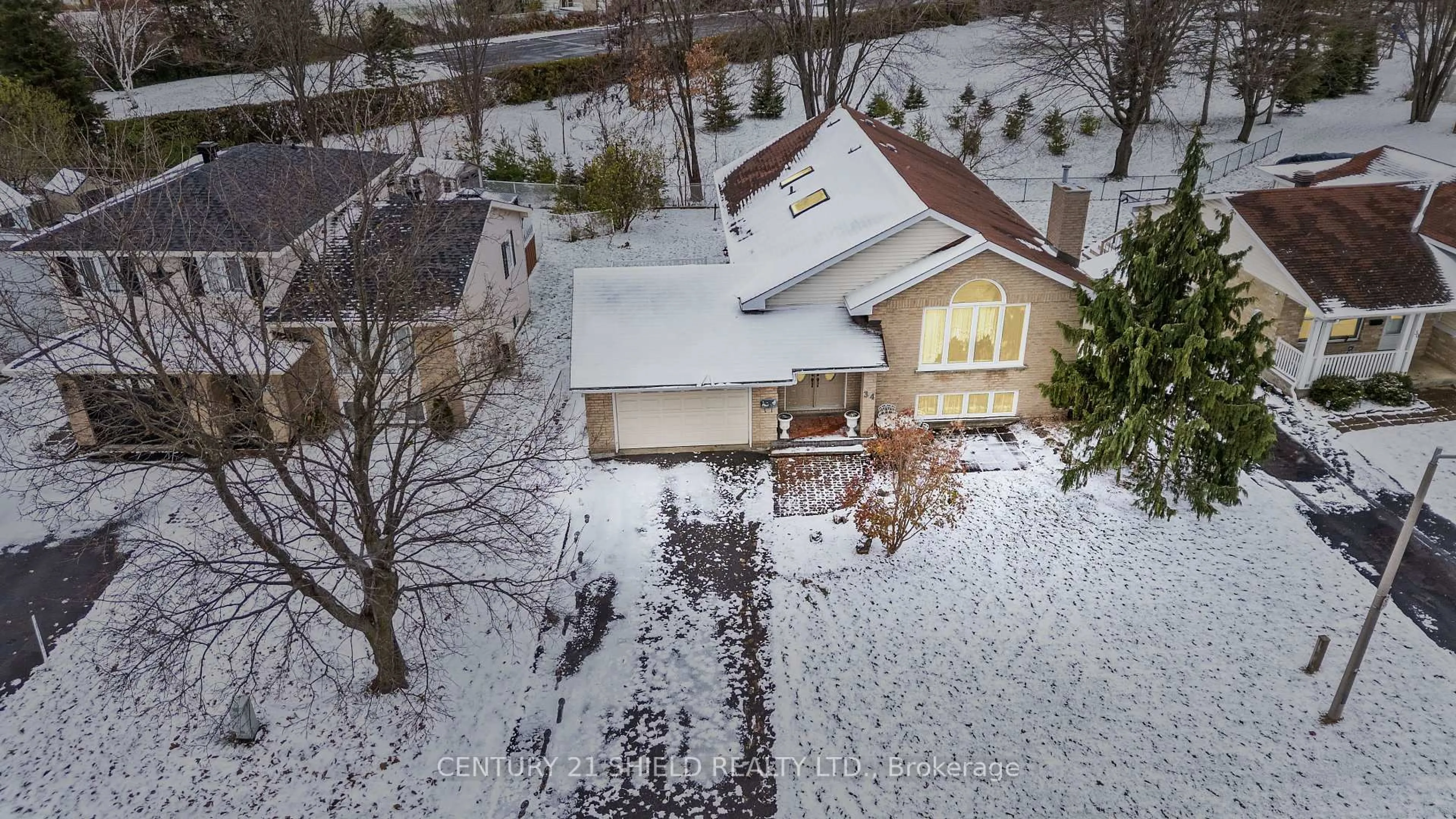 A pic from outside/outdoor area/front of a property/back of a property/a pic from drone, street for 34 Wellington St, Cornwall Ontario K6H 6E5