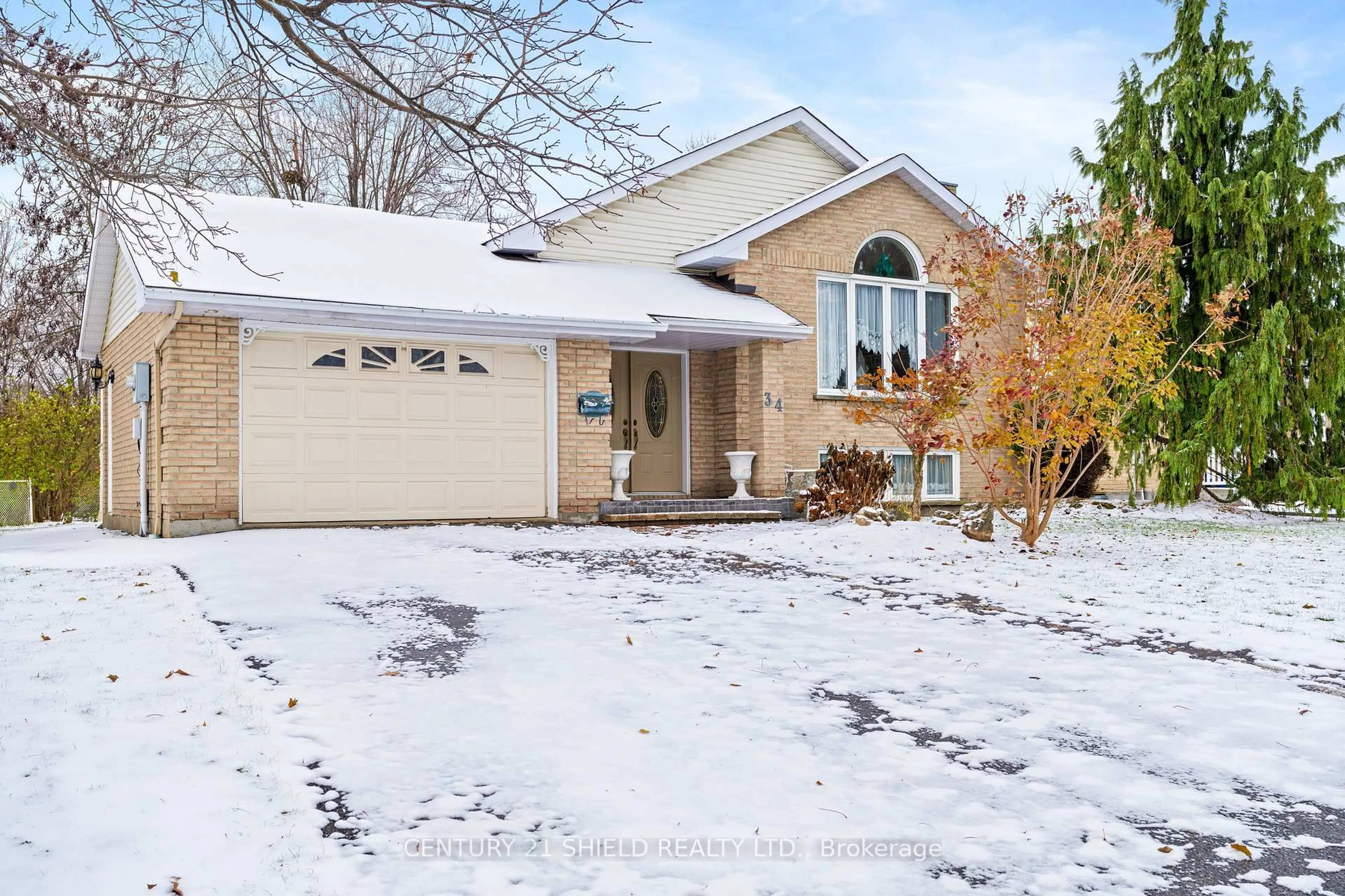 Home with vinyl exterior material, street for 34 Wellington St, Cornwall Ontario K6H 6E5