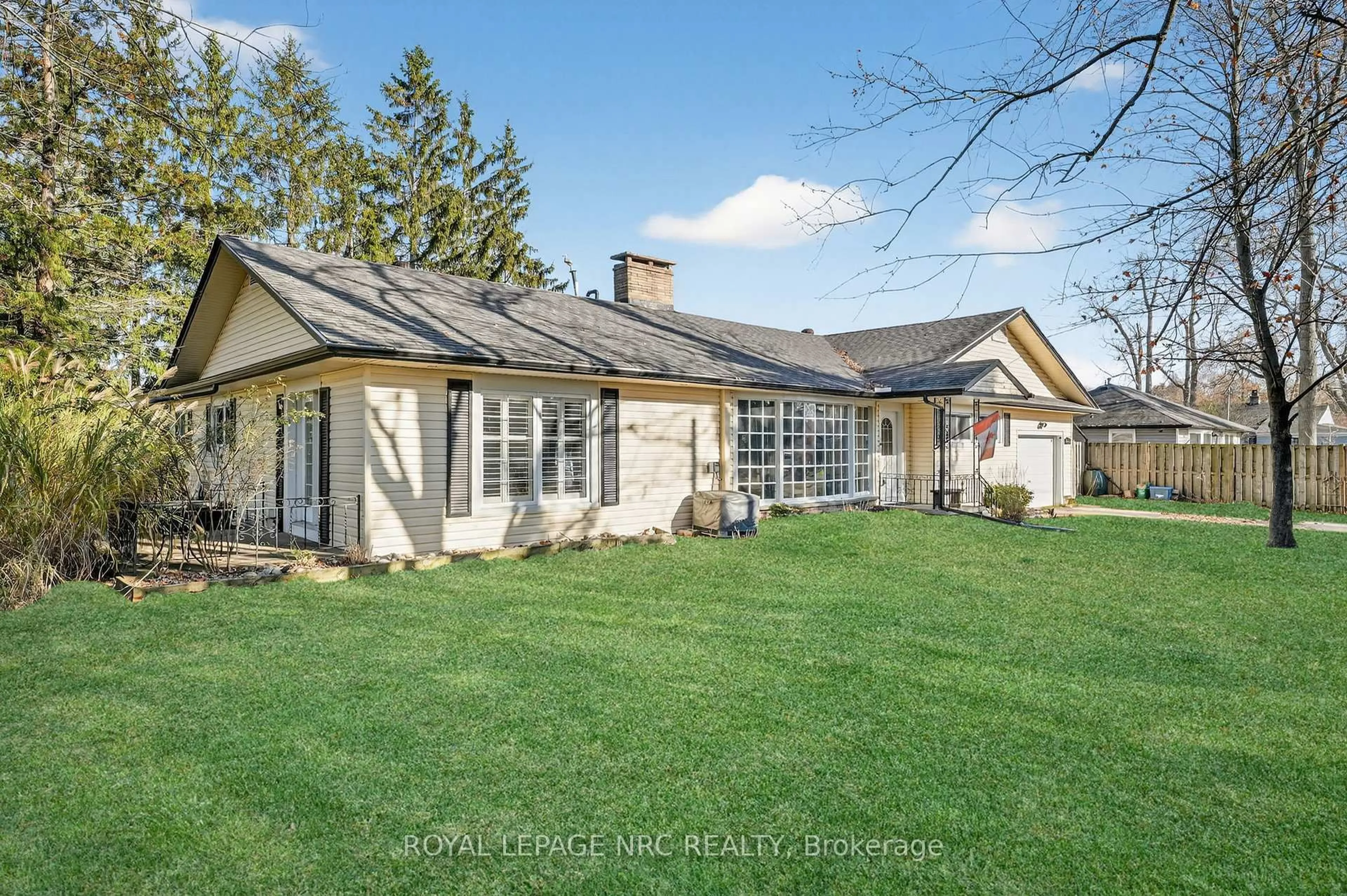 A pic from outside/outdoor area/front of a property/back of a property/a pic from drone, street for 3208 Young Ave, Fort Erie Ontario L0S 1N0