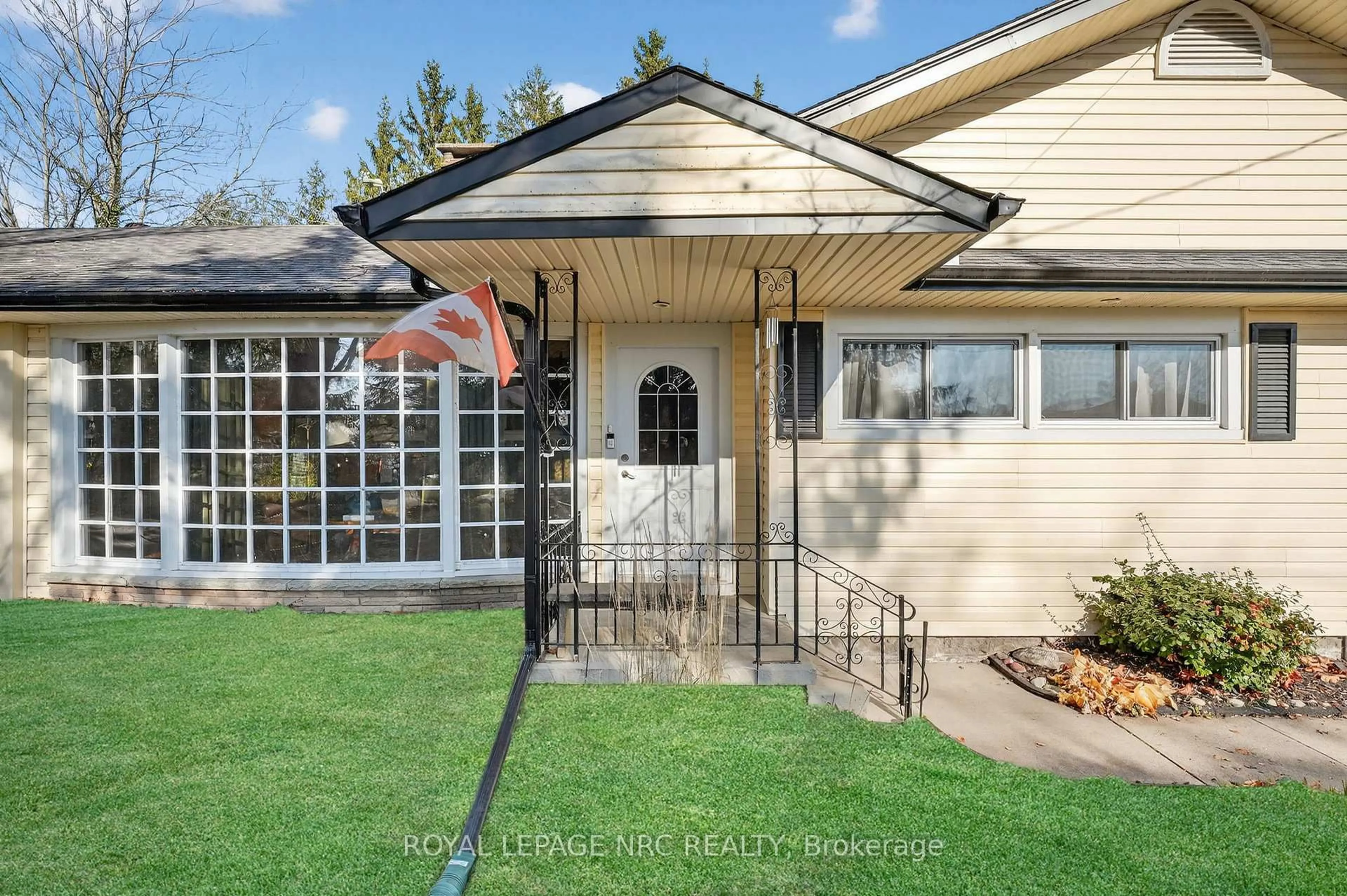 Home with vinyl exterior material, street for 3208 Young Ave, Fort Erie Ontario L0S 1N0