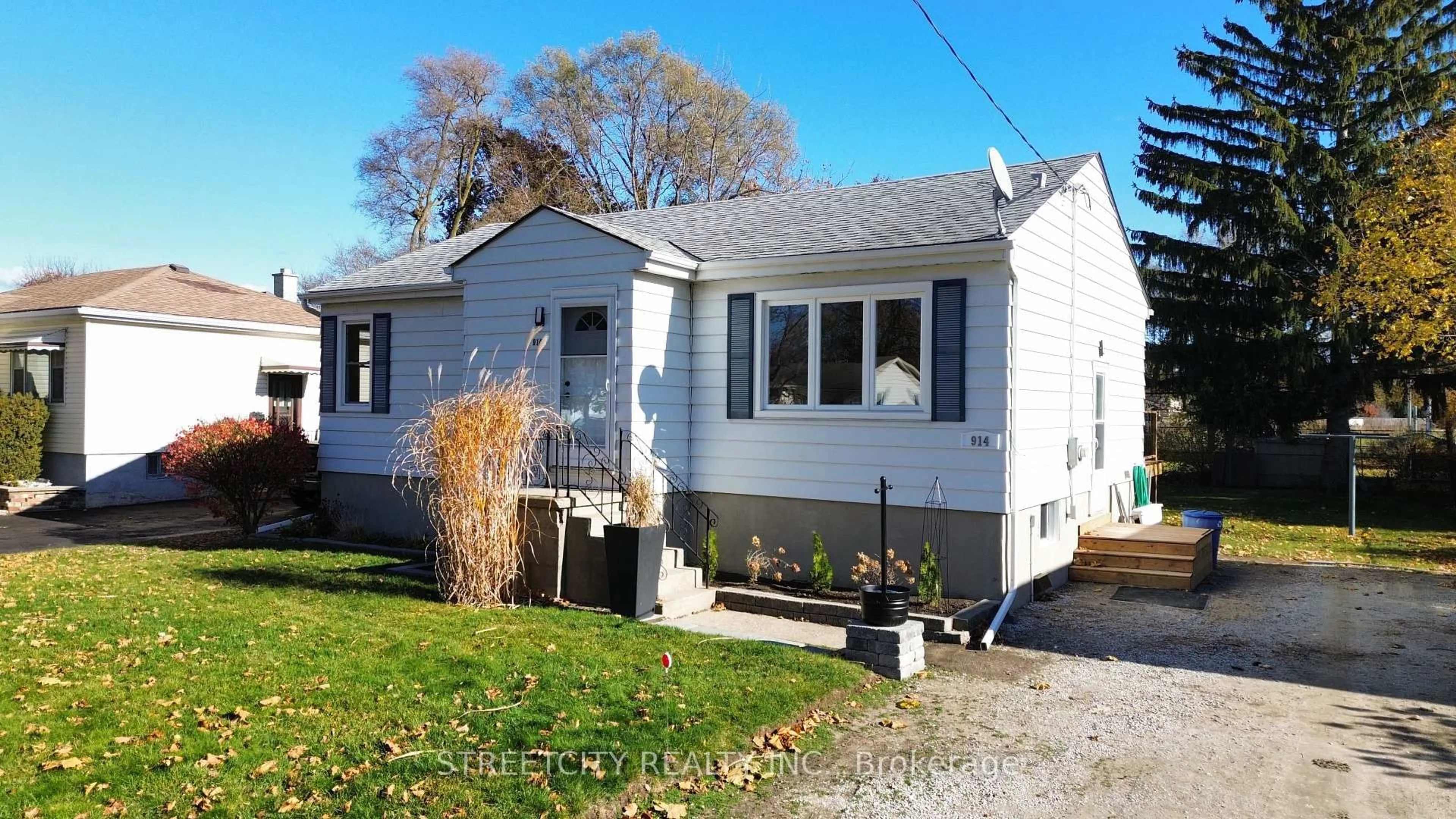 Home with vinyl exterior material, street for 914 Hagle St, Sarnia Ontario N7V 4A7