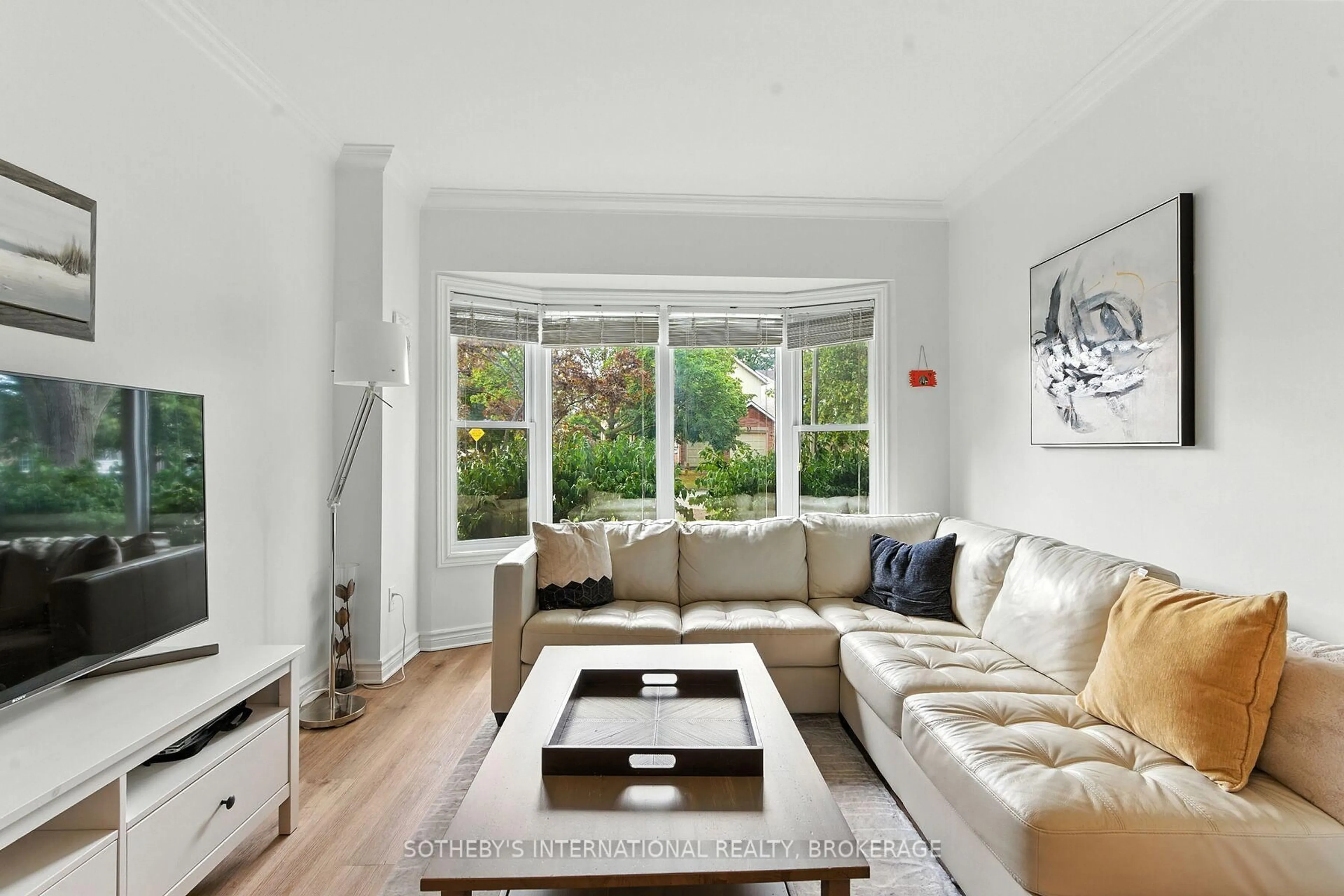 Living room with furniture, unknown for 32 STERLING St, St. Catharines Ontario L2S 3T2