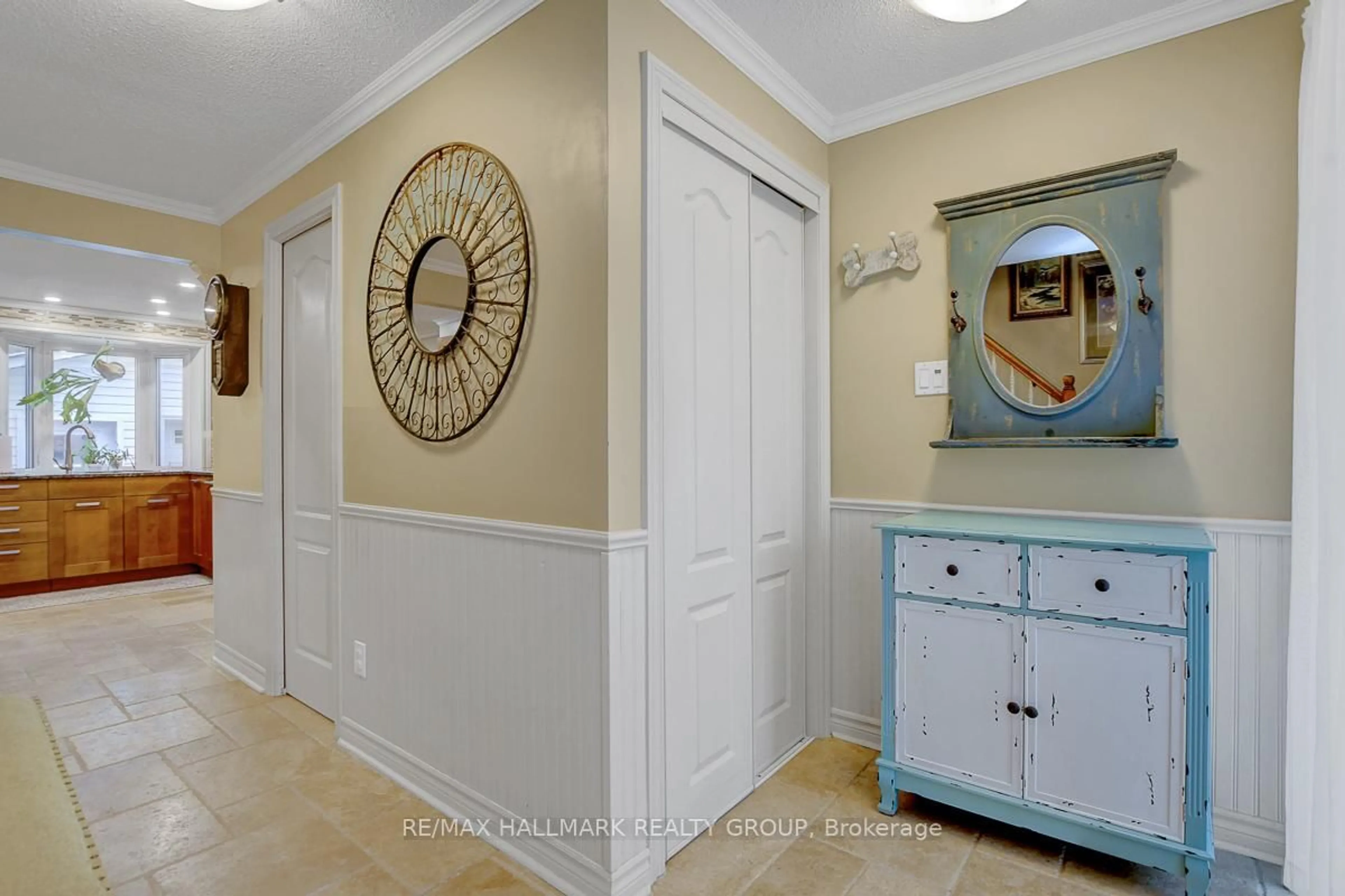 Indoor entryway for 1865 Elmridge Dr, Ottawa Ontario K1J 8G7