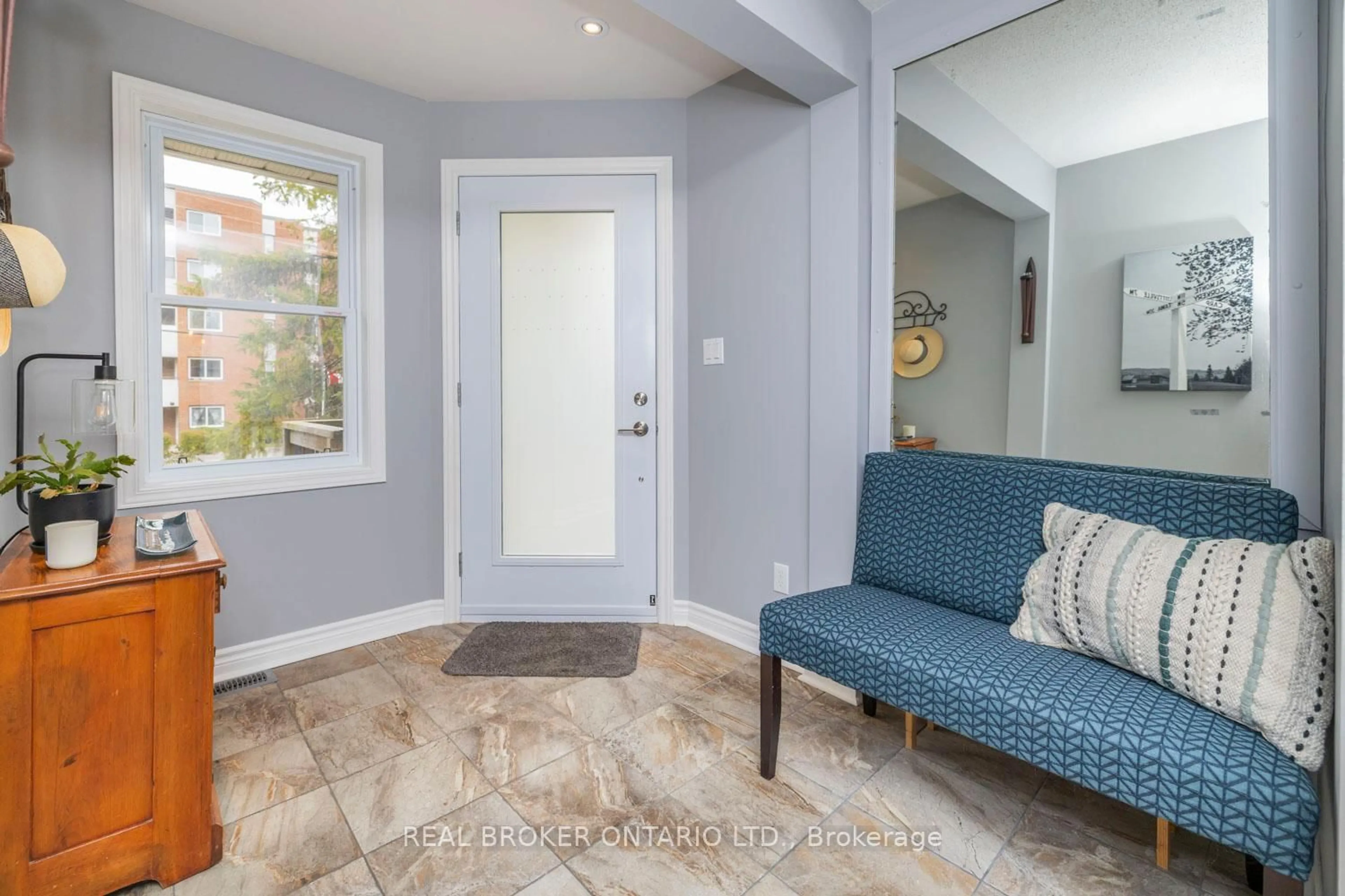 Indoor entryway for 392 Country St, Almonte Ontario K0A 1A0